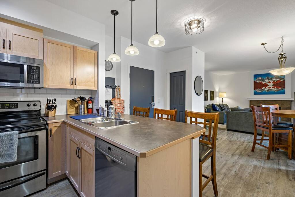 Mountain Retreat - Modern and Bright with Panorama Views 2 bedrooms, 4 beds, heated all-year outdoor pool, hottub, balcony, Banff Park Pass