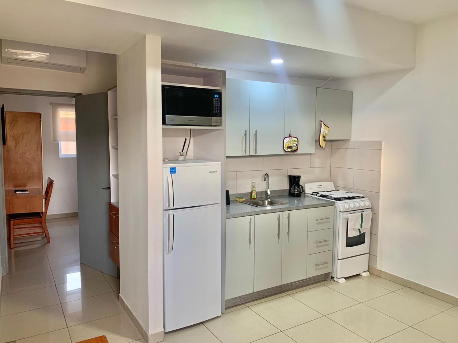1 Bed Apartment Sleeps 2 - Pool Parking Pets