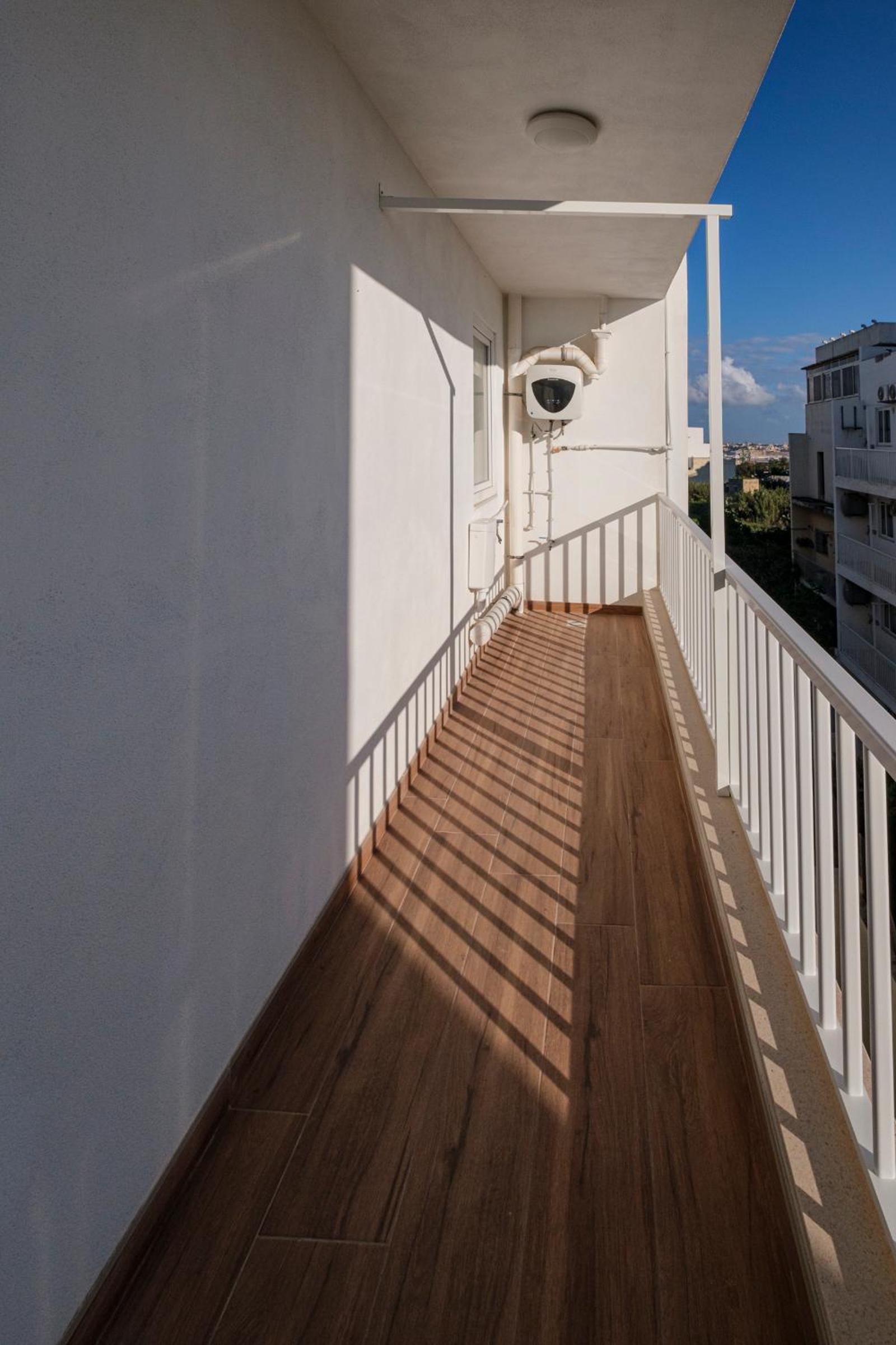 Modern 3 bedroom Apartment in Luqa (Sleeps 6)
