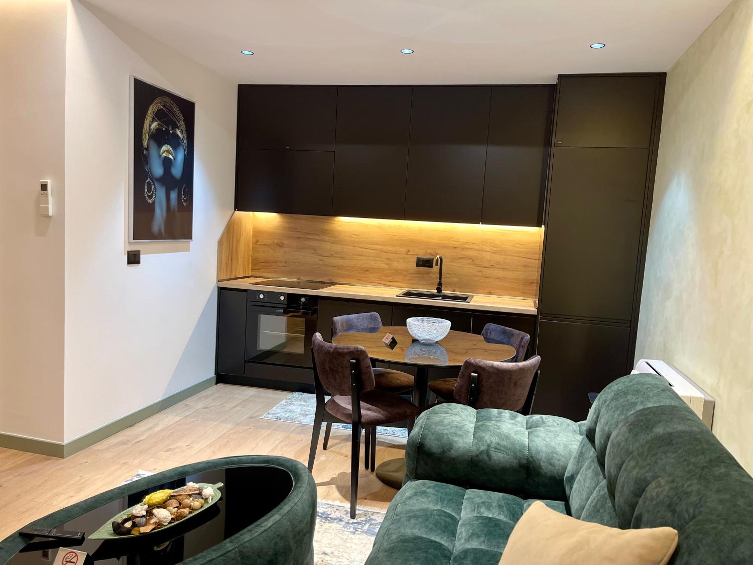 Queens Luxury Apartments Tirana