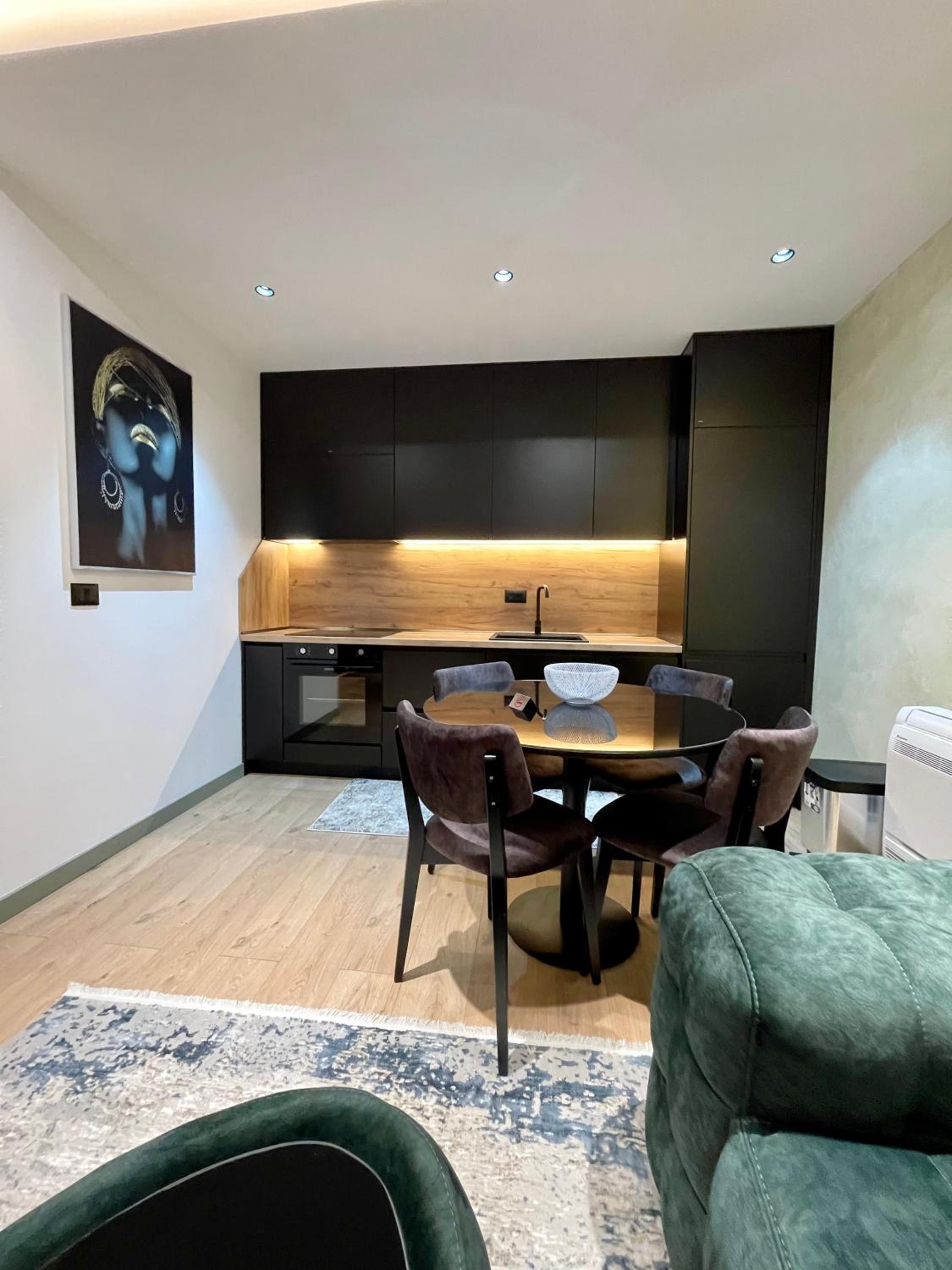 Queens Luxury Apartments Tirana