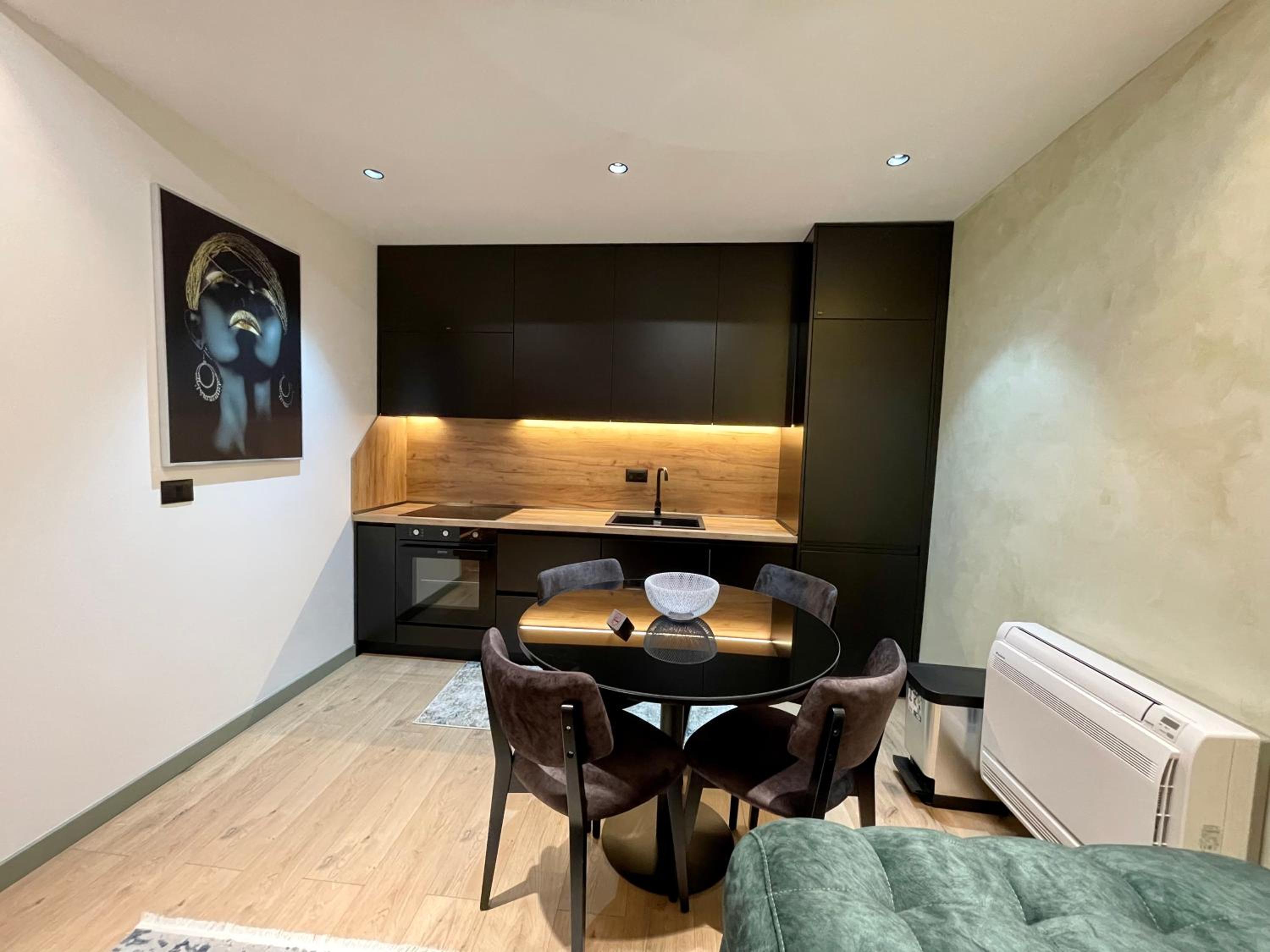 Queens Luxury Apartments Tirana