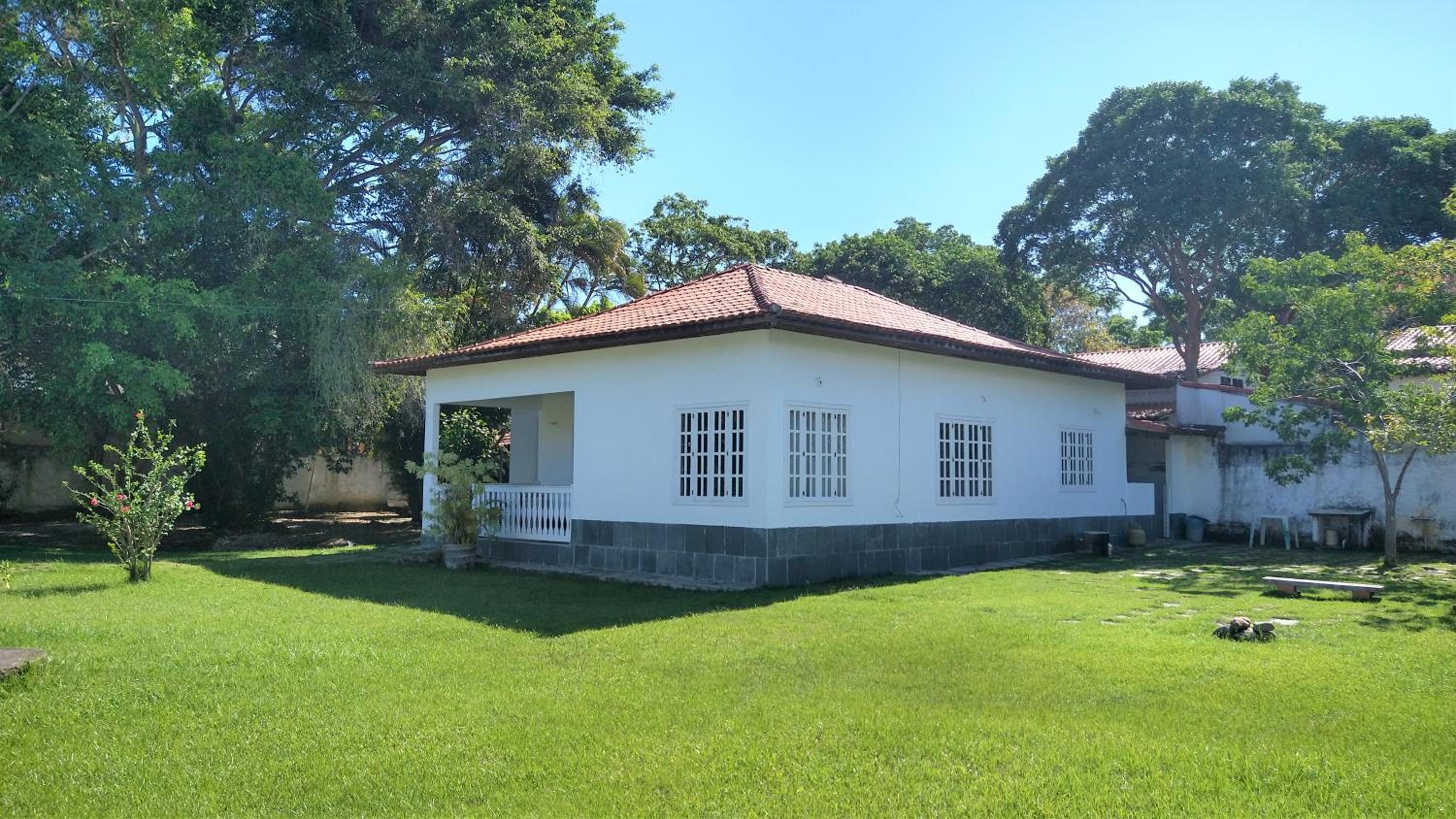 Excelente casa com 3 quartos com suíte e quintal enorme gramado a 600m da praia em Saquarema para até 8 pessoas