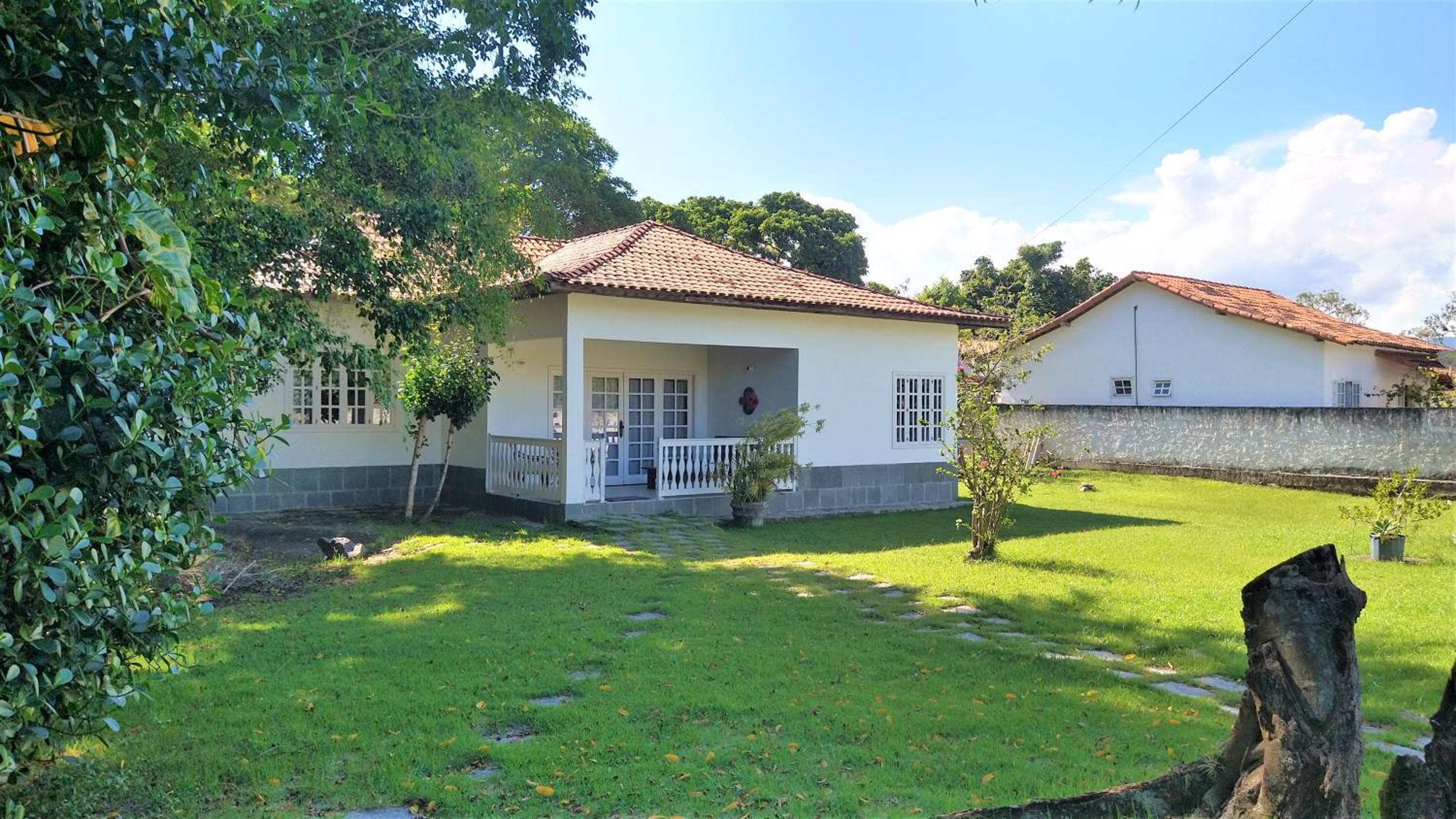 Excelente casa com 3 quartos com suíte e quintal enorme gramado a 600m da praia em Saquarema para até 8 pessoas