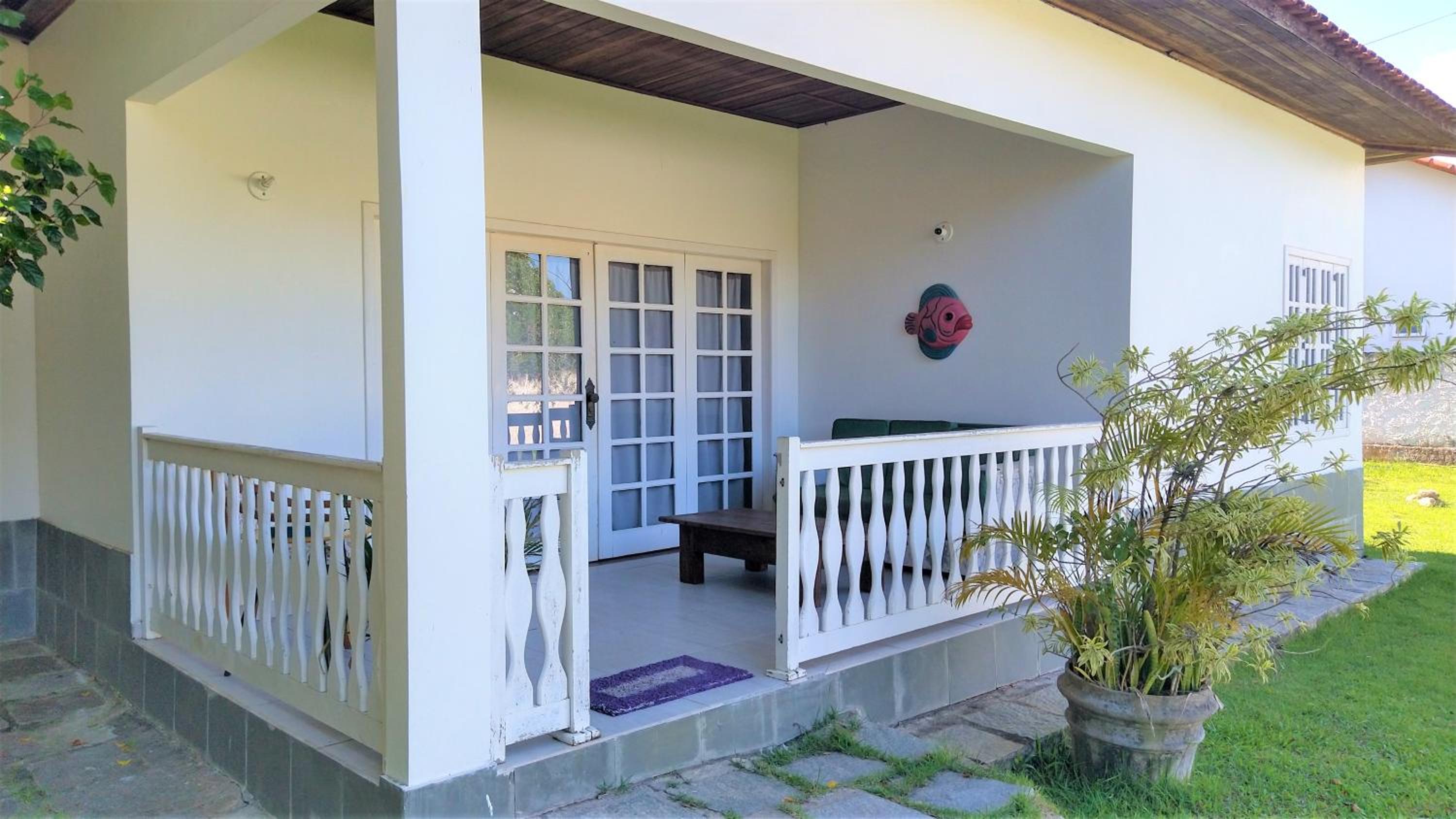 Excelente casa com 3 quartos com suíte e quintal enorme gramado a 600m da praia em Saquarema para até 8 pessoas