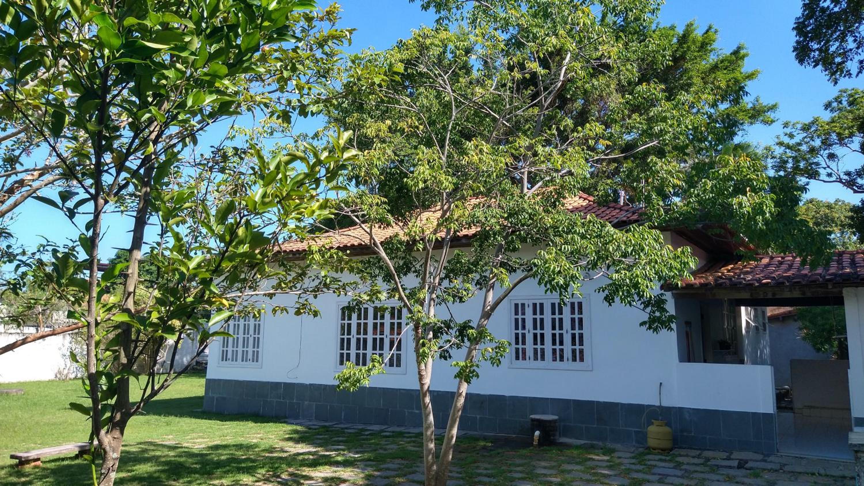 Excelente casa com 3 quartos com suíte e quintal enorme gramado a 600m da praia em Saquarema para até 8 pessoas