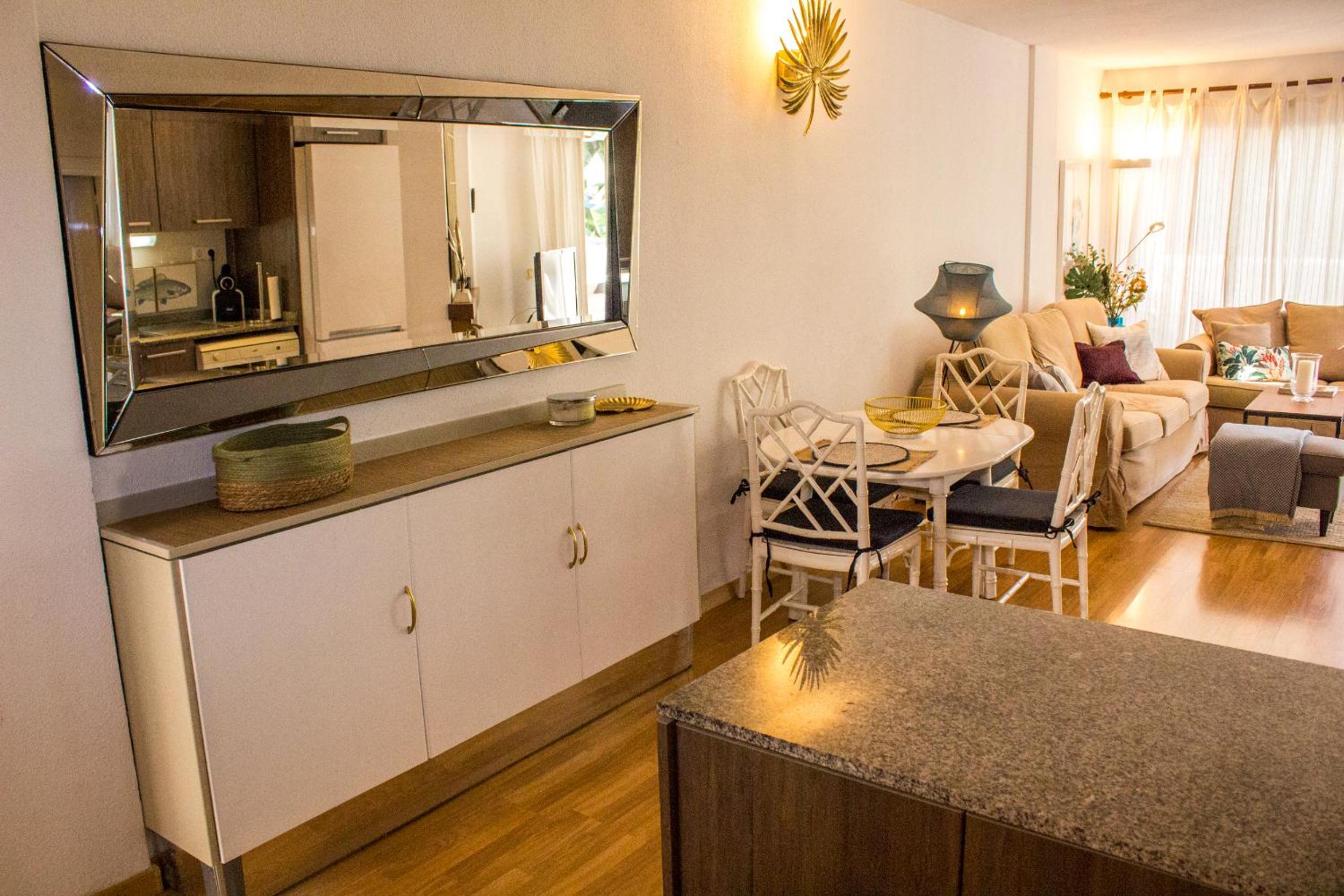 Benalgolf Lovely apartment in Benalmádena with Sea Views, Excellent WIFI connection, private Backyard with BBQ
