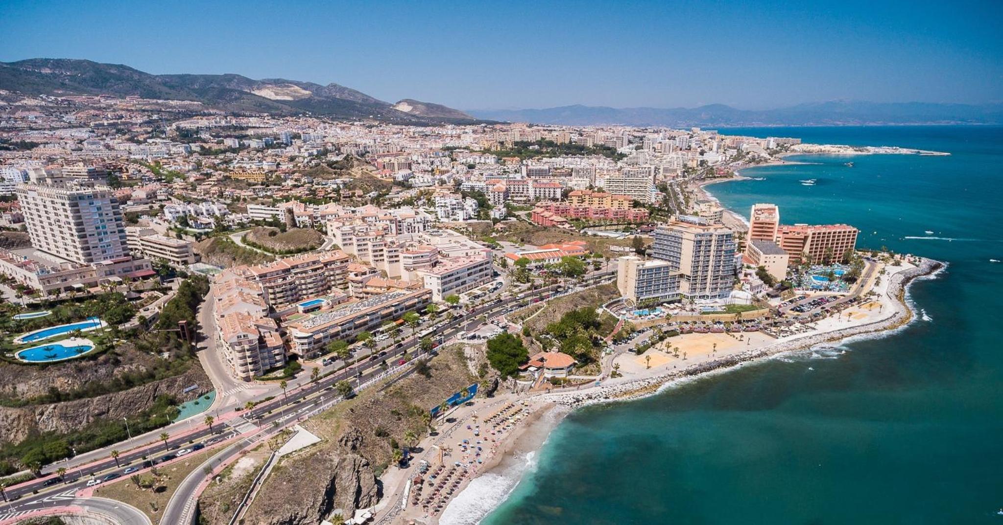 Benalgolf Lovely apartment in Benalmádena with Sea Views, Excellent WIFI connection, private Backyard with BBQ