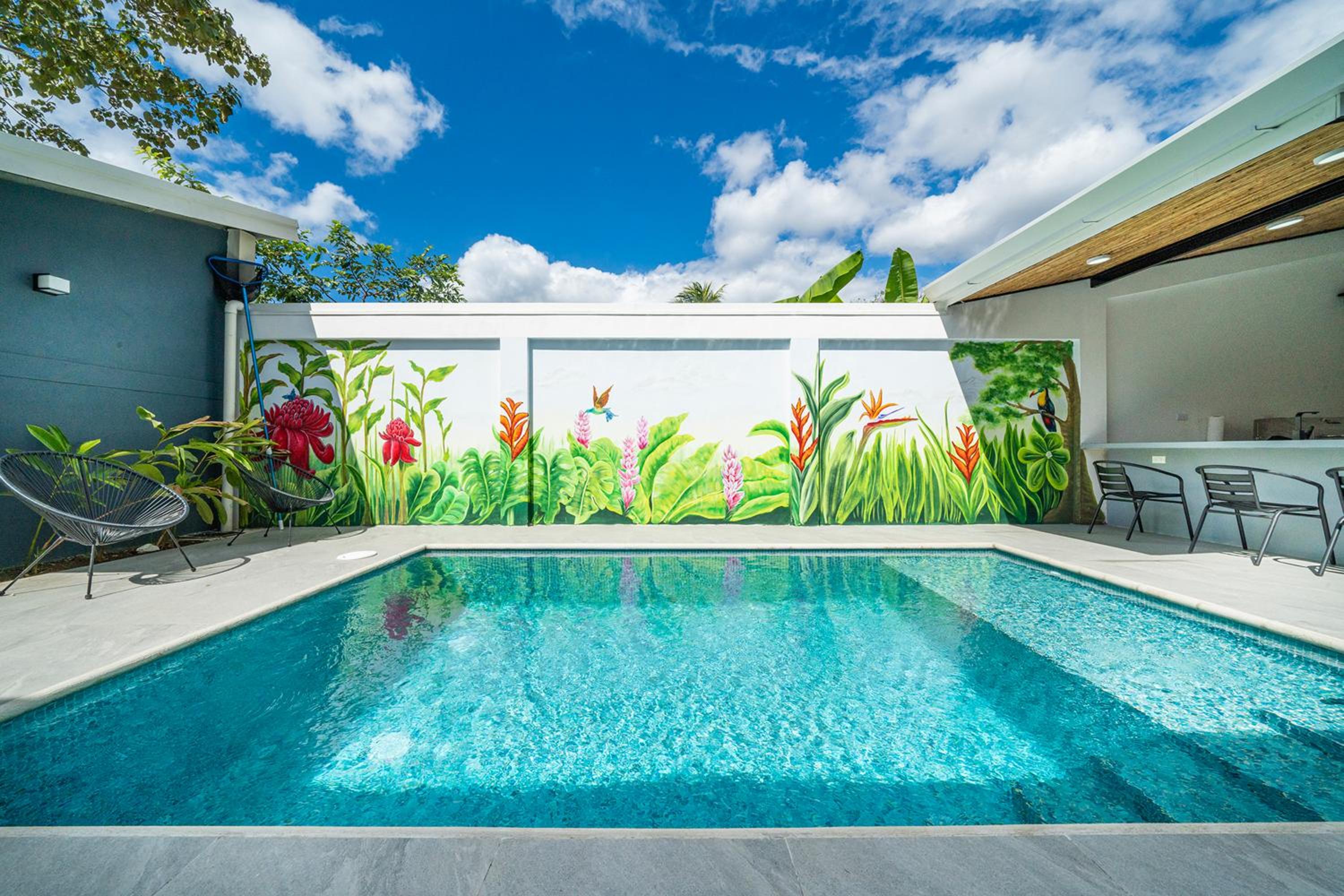 Modern 4BR Home, Pool, Parking, Walk To The Beach