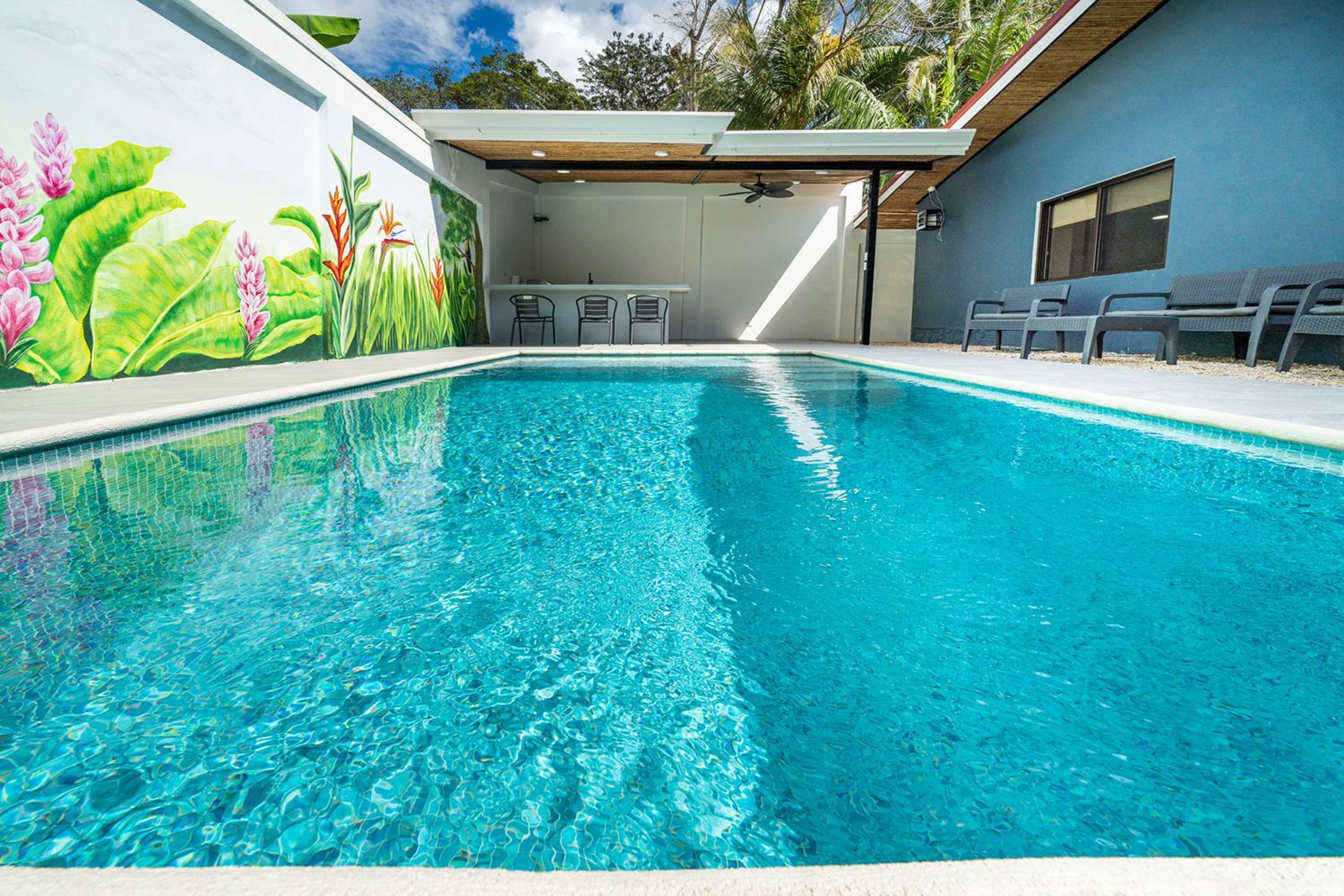 Modern 4BR Home, Pool, Parking, Walk To The Beach