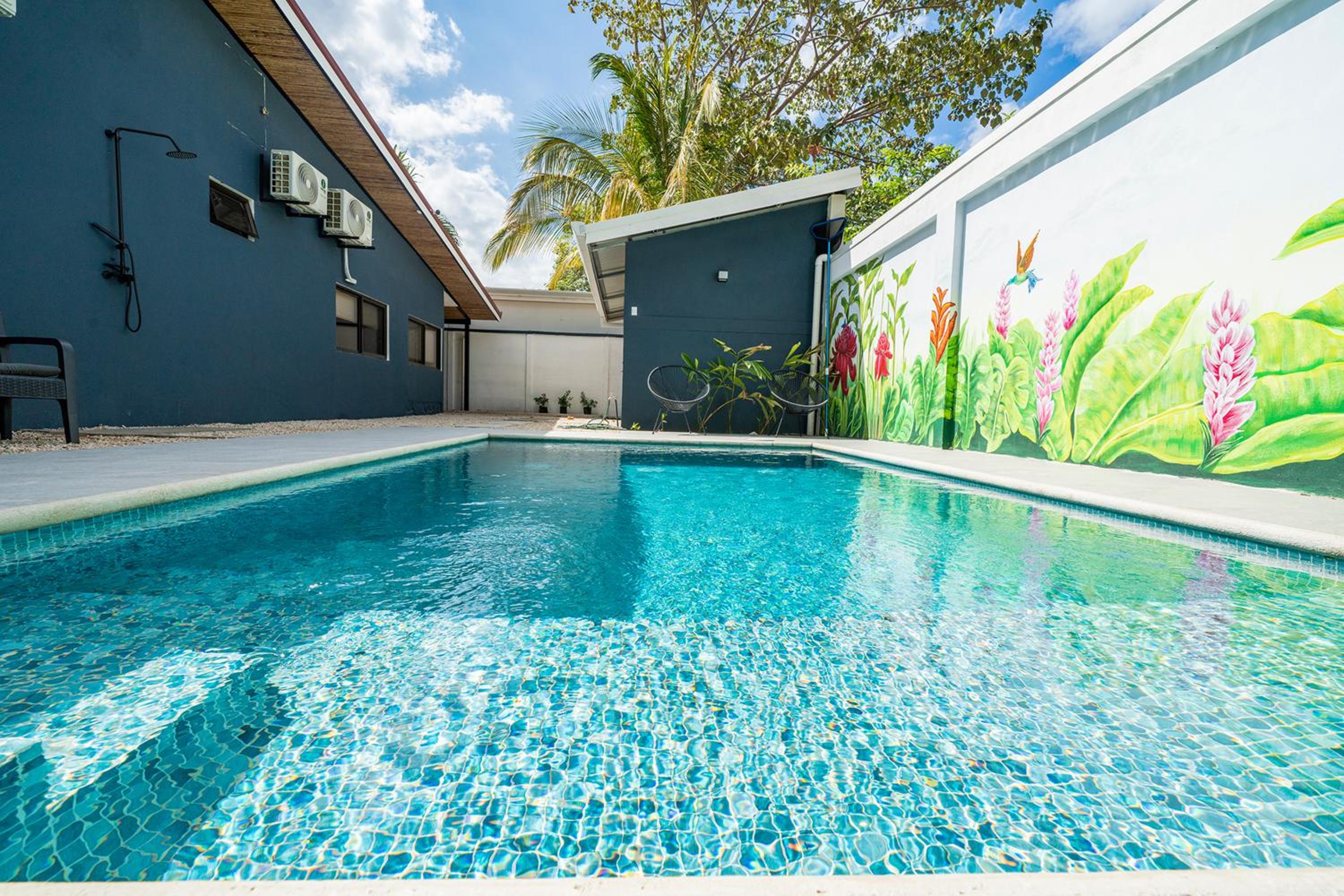Modern 4BR Home, Pool, Parking, Walk To The Beach