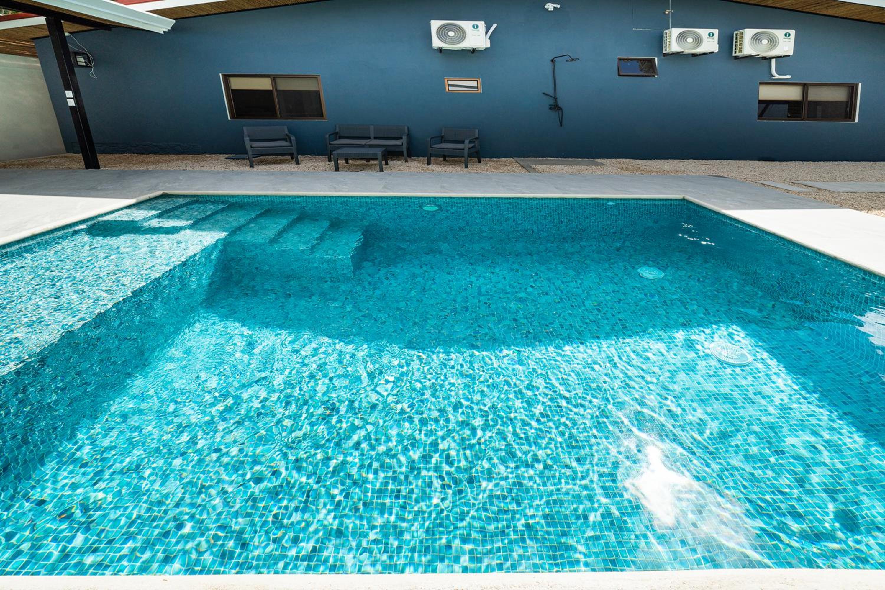 Modern 4BR Home, Pool, Parking, Walk To The Beach
