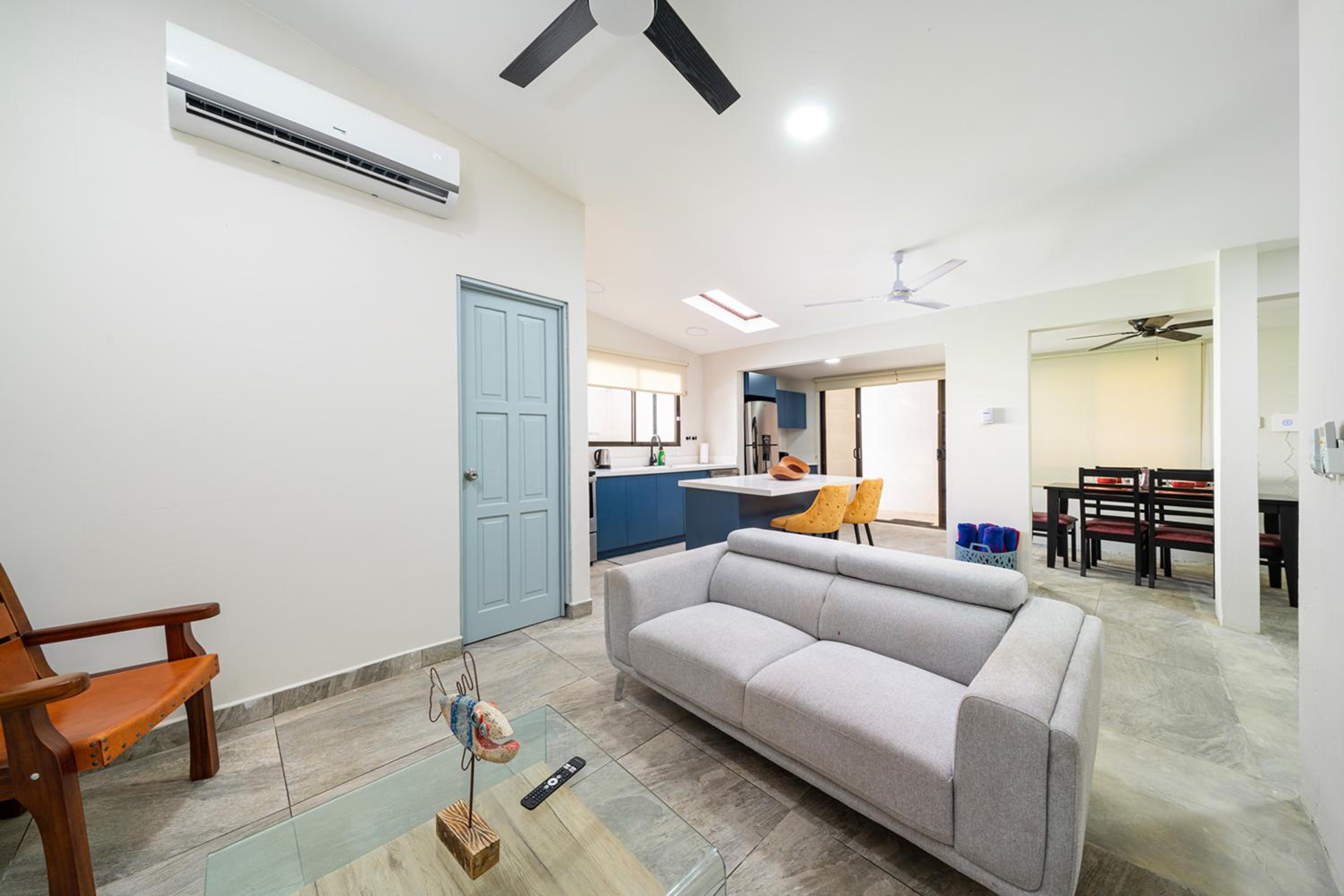 Modern 4BR Home, Pool, Parking, Walk To The Beach