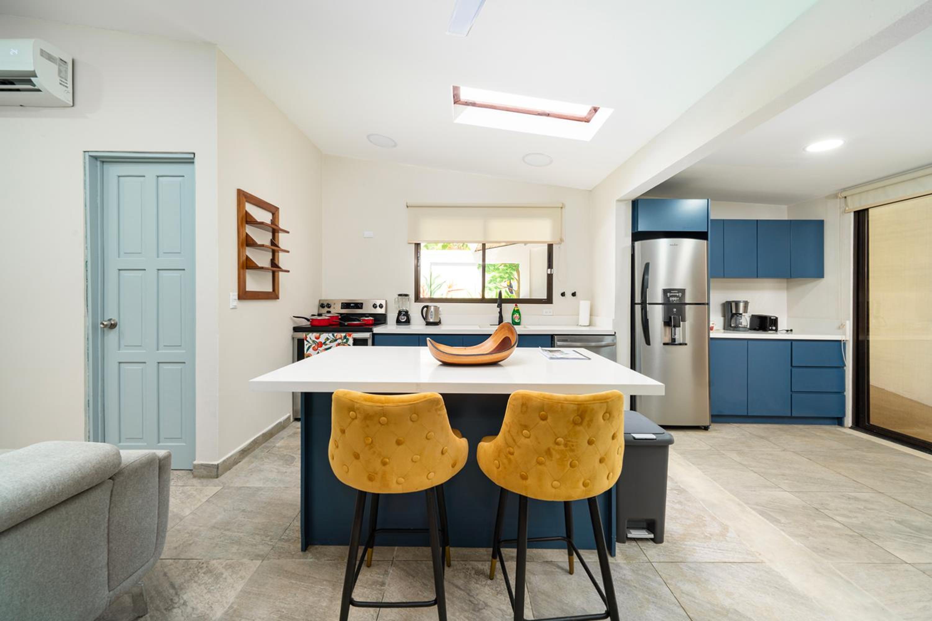 Modern 4BR Home, Pool, Parking, Walk To The Beach