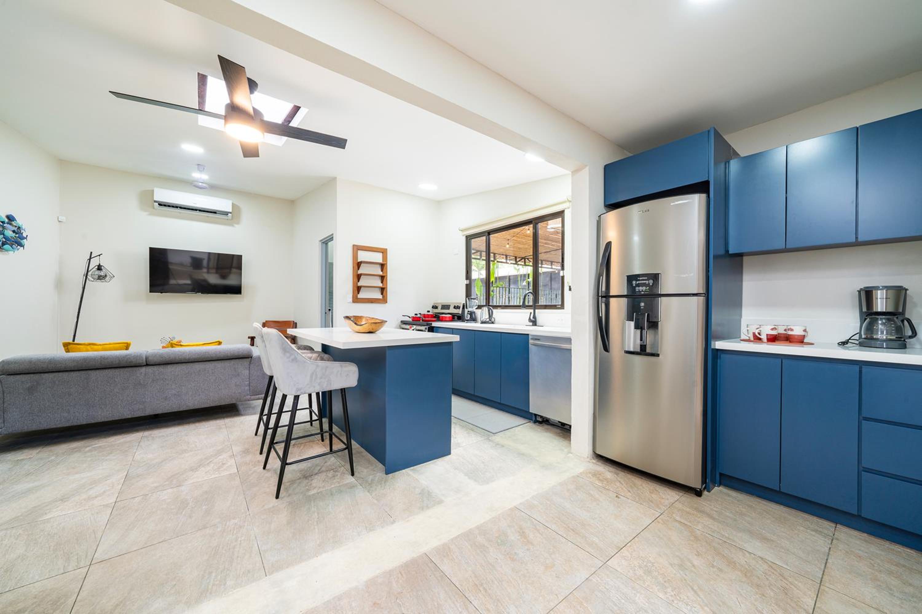 Modern 4BR Home, Pool, Parking, Walk To The Beach
