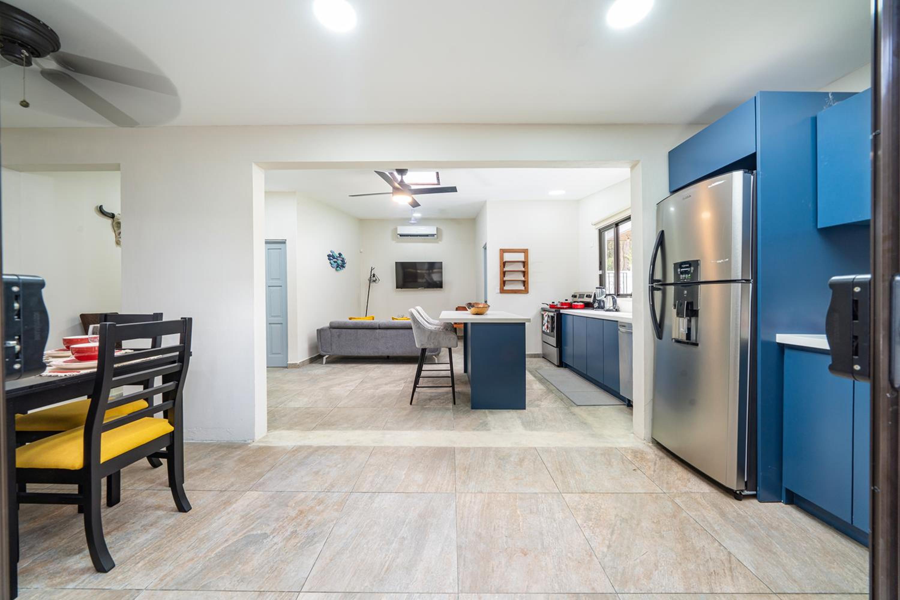 Modern 4BR Home, Pool, Parking, Walk To The Beach