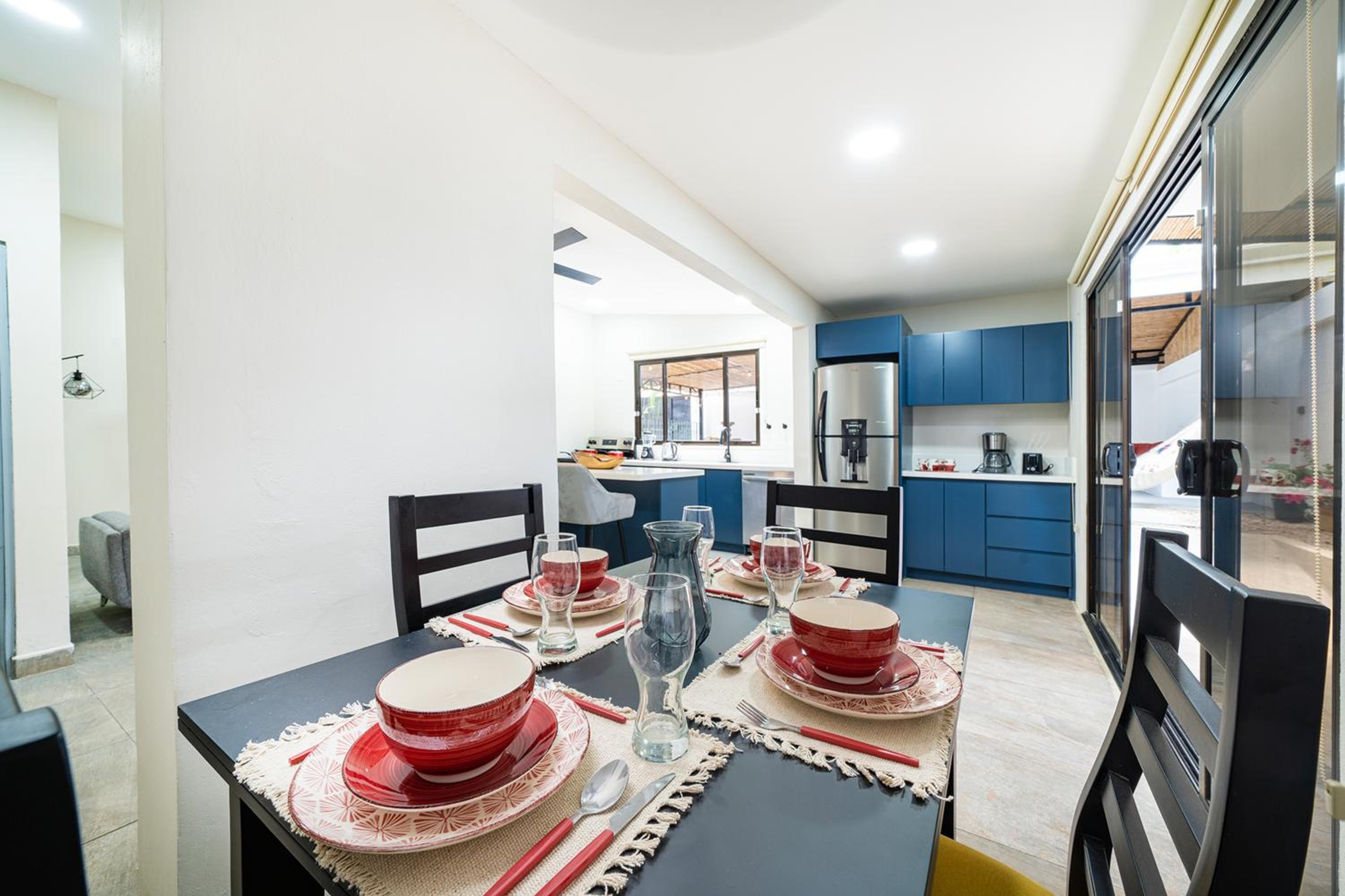 Modern 4BR Home, Pool, Parking, Walk To The Beach