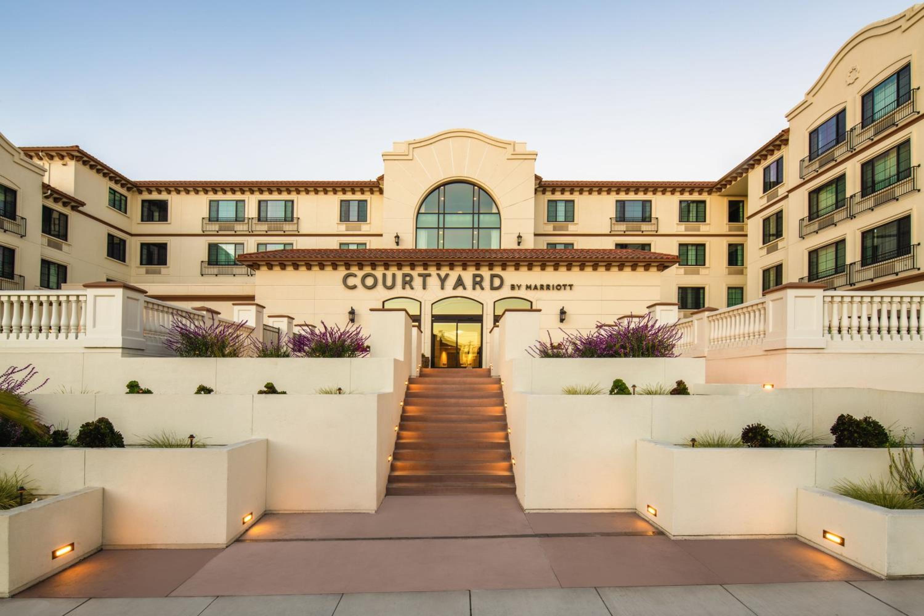 Hotel Courtyard by Marriott Santa Cruz - Image 1