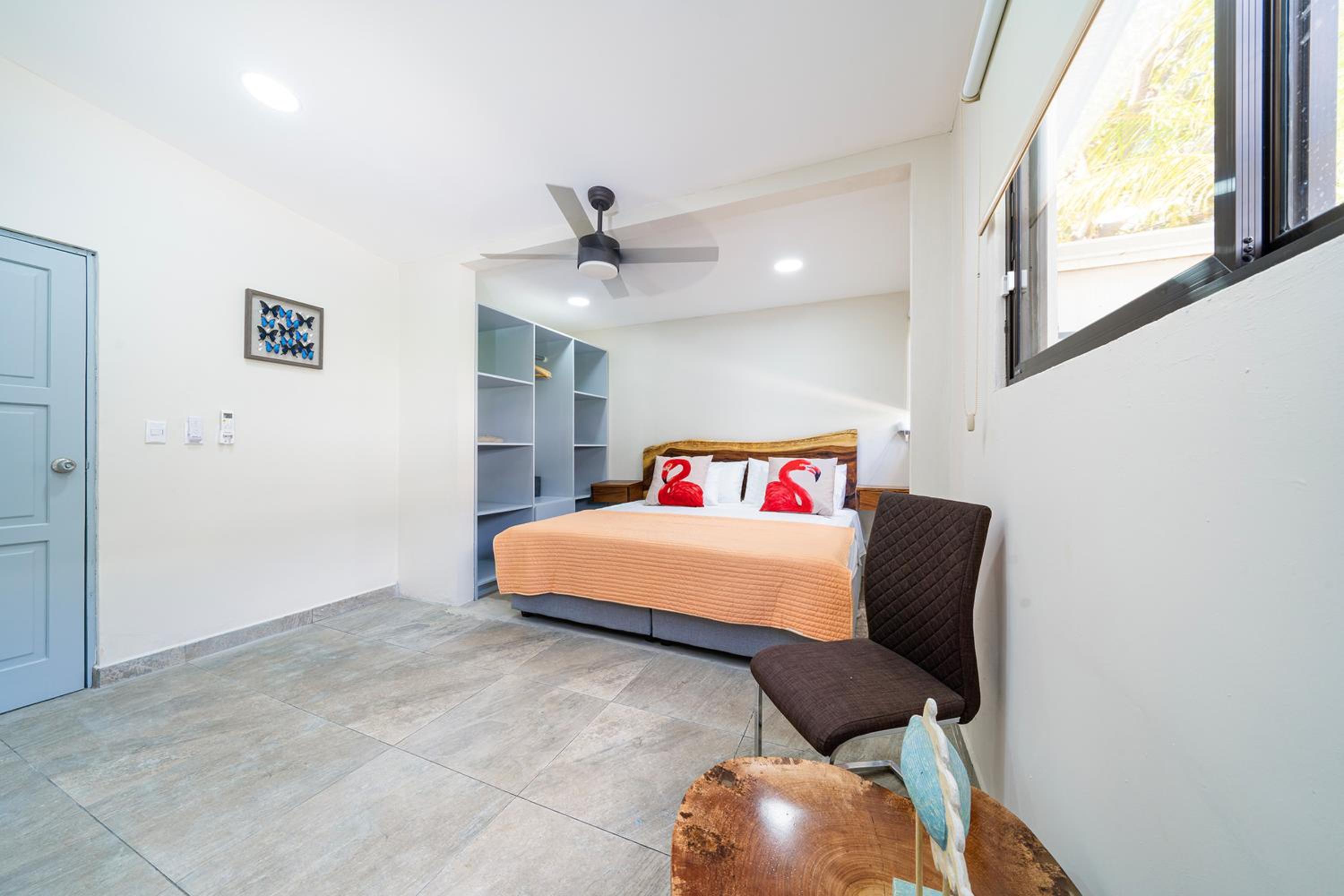 Modern 4BR Home, Pool, Parking, Walk To The Beach