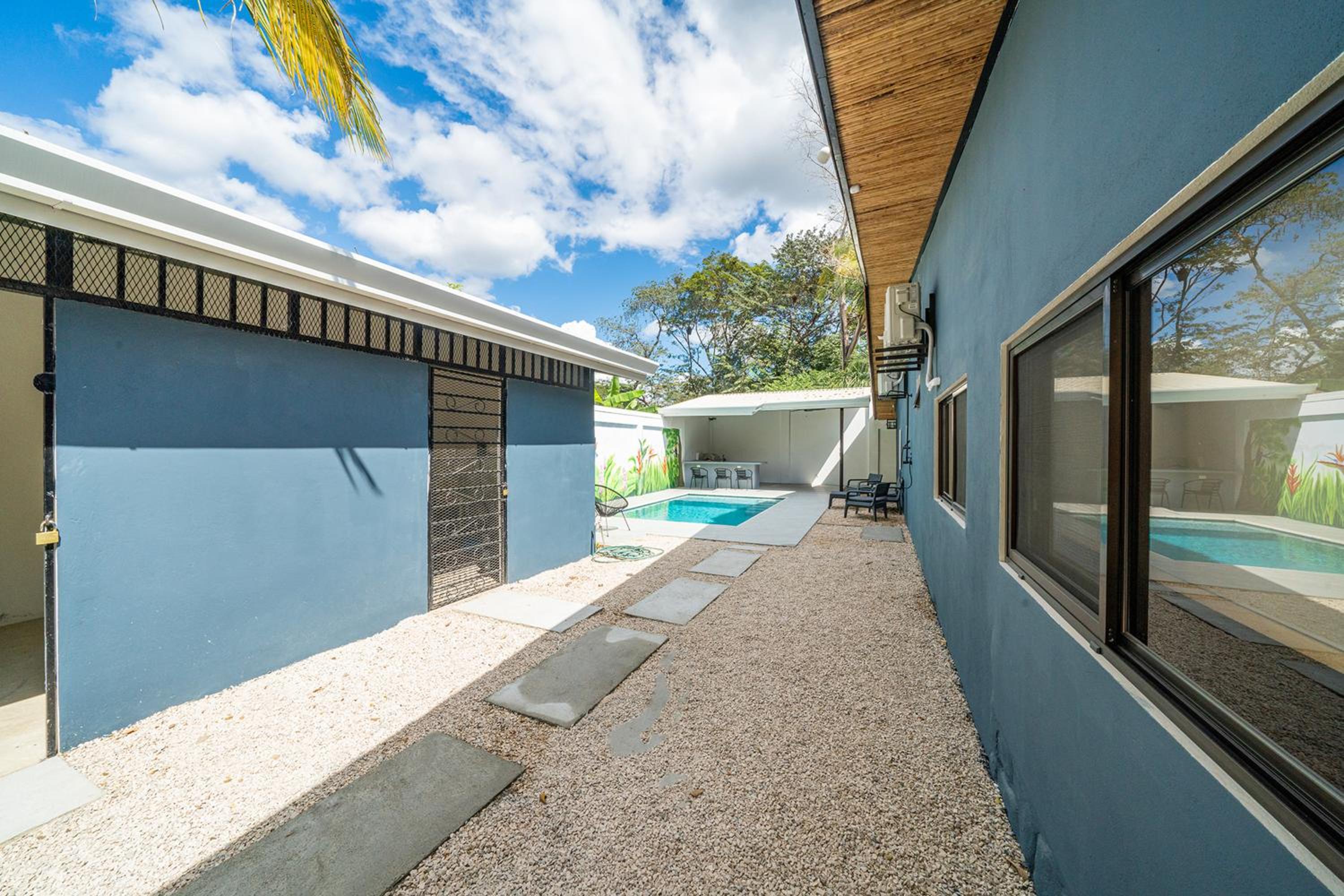 Modern 4BR Home, Pool, Parking, Walk To The Beach