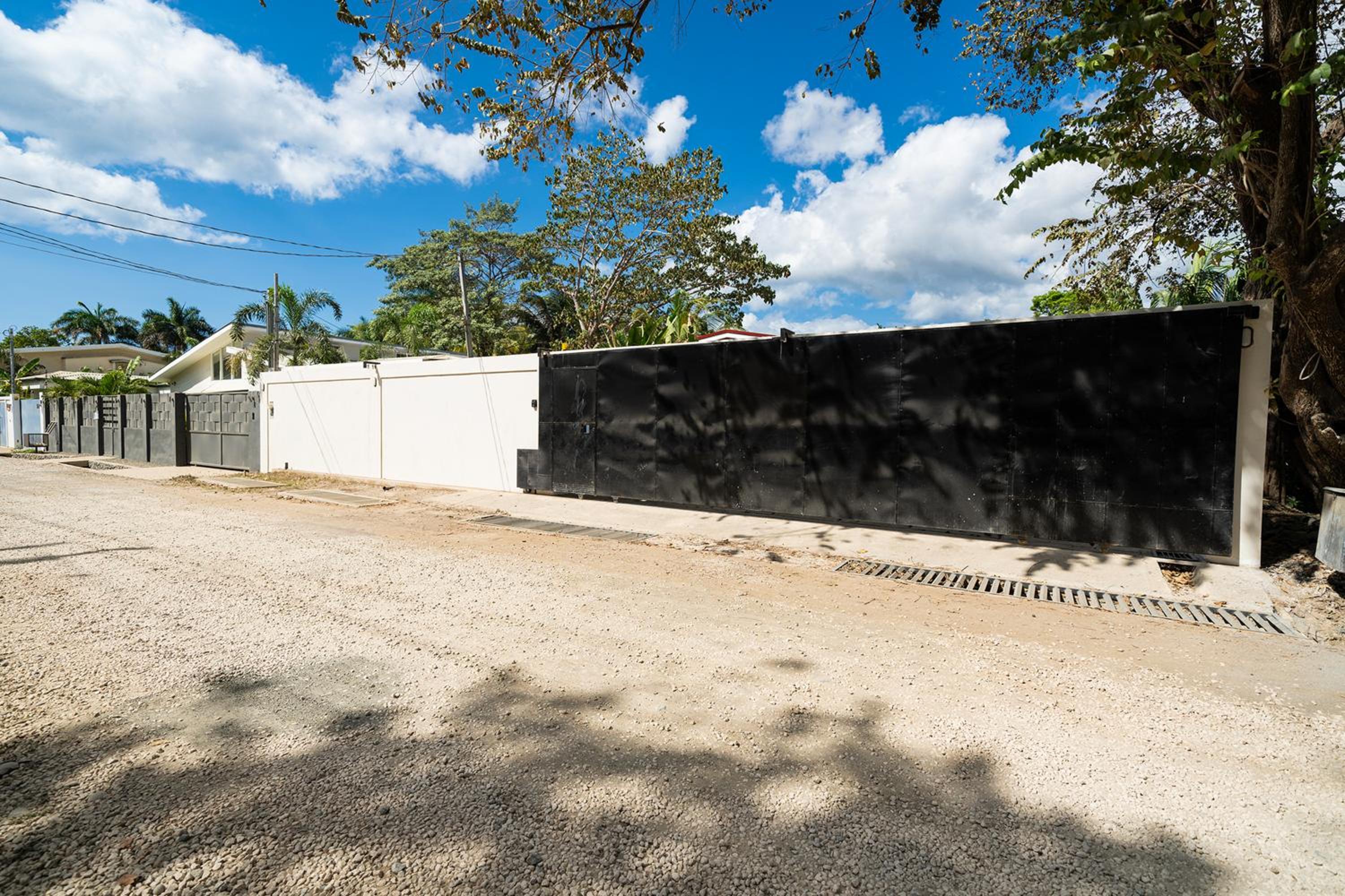 Modern 4BR Home, Pool, Parking, Walk To The Beach