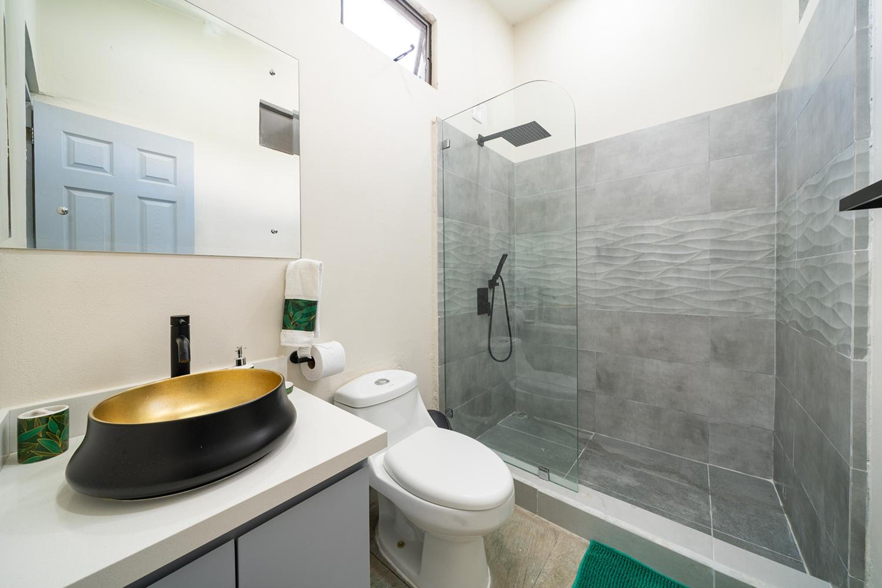 Modern 4BR Home, Pool, Parking, Walk To The Beach