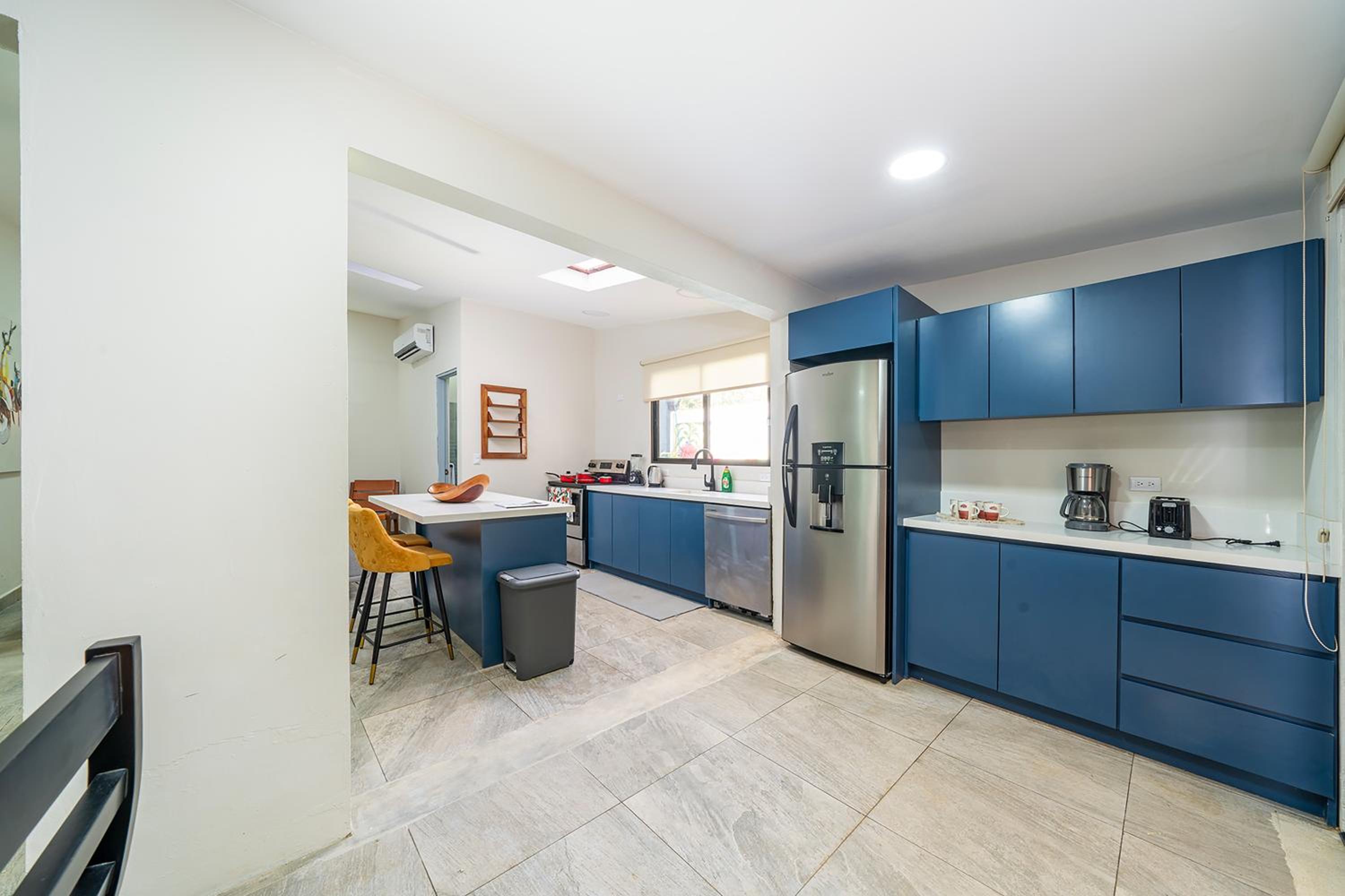 Modern 4BR Home, Pool, Parking, Walk To The Beach