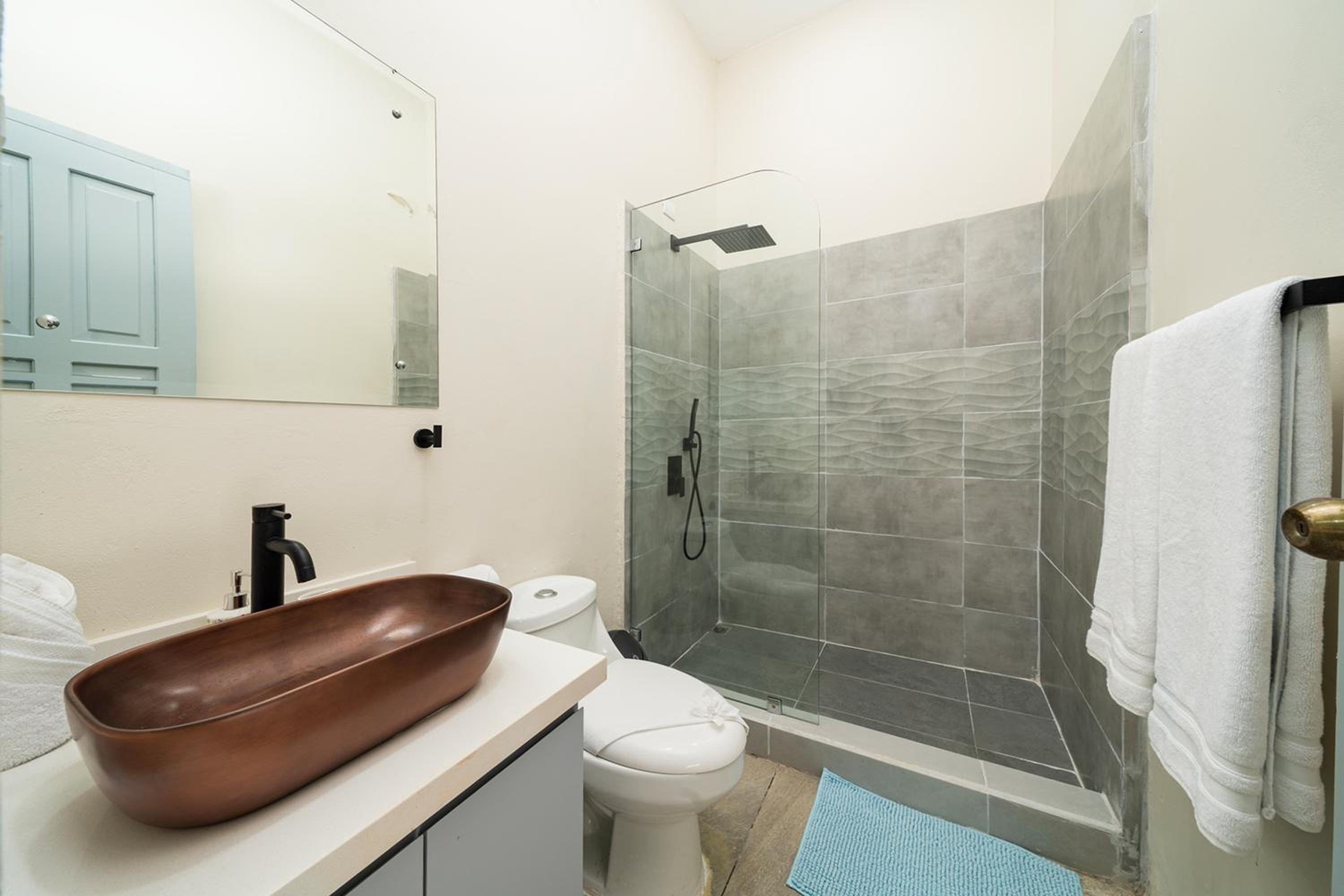 Modern 4BR Home, Pool, Parking, Walk To The Beach