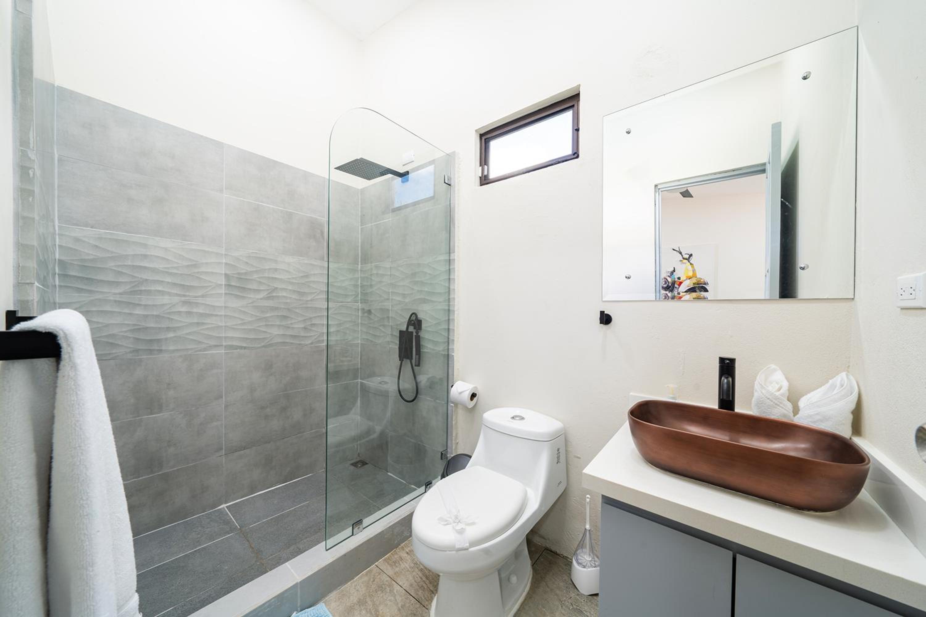 Modern 4BR Home, Pool, Parking, Walk To The Beach