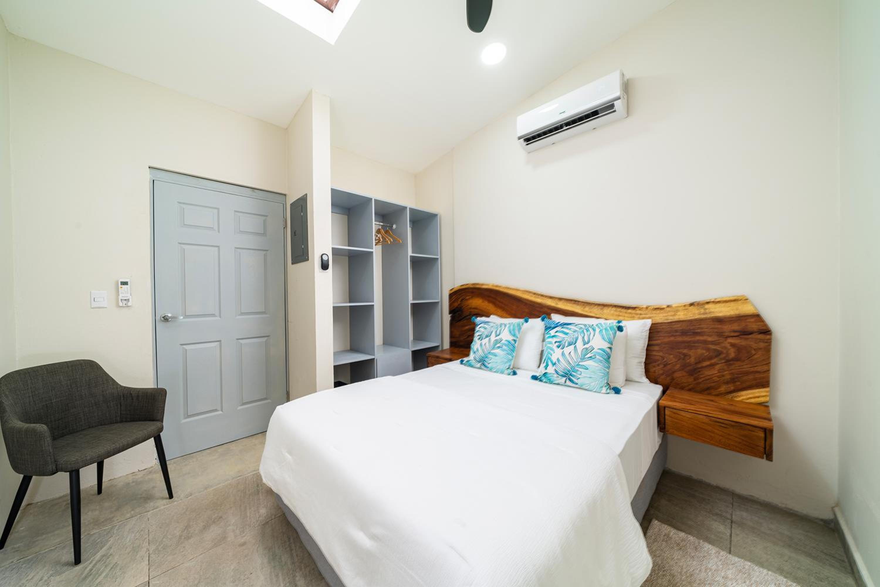 Modern 4BR Home, Pool, Parking, Walk To The Beach