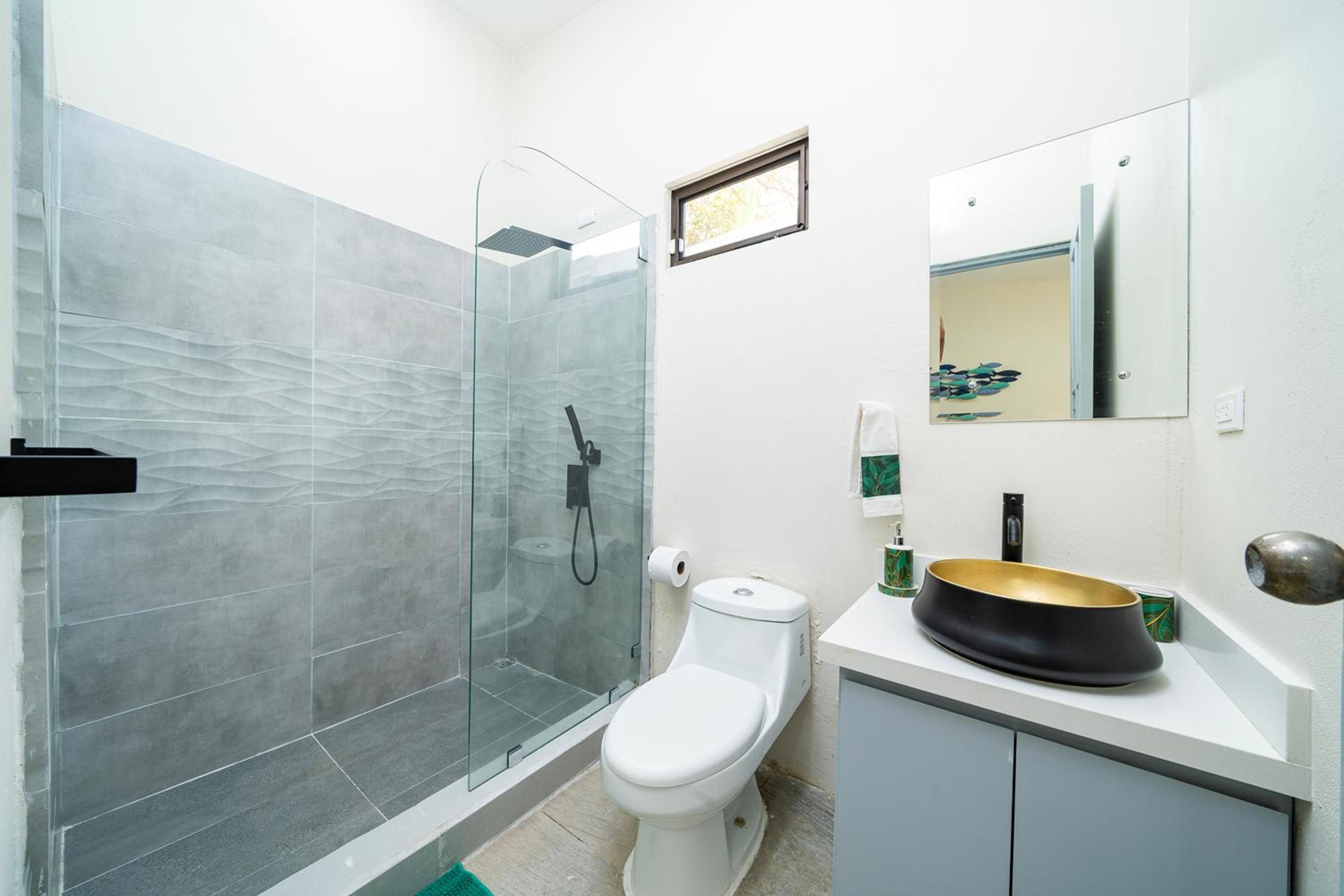 Modern 4BR Home, Pool, Parking, Walk To The Beach