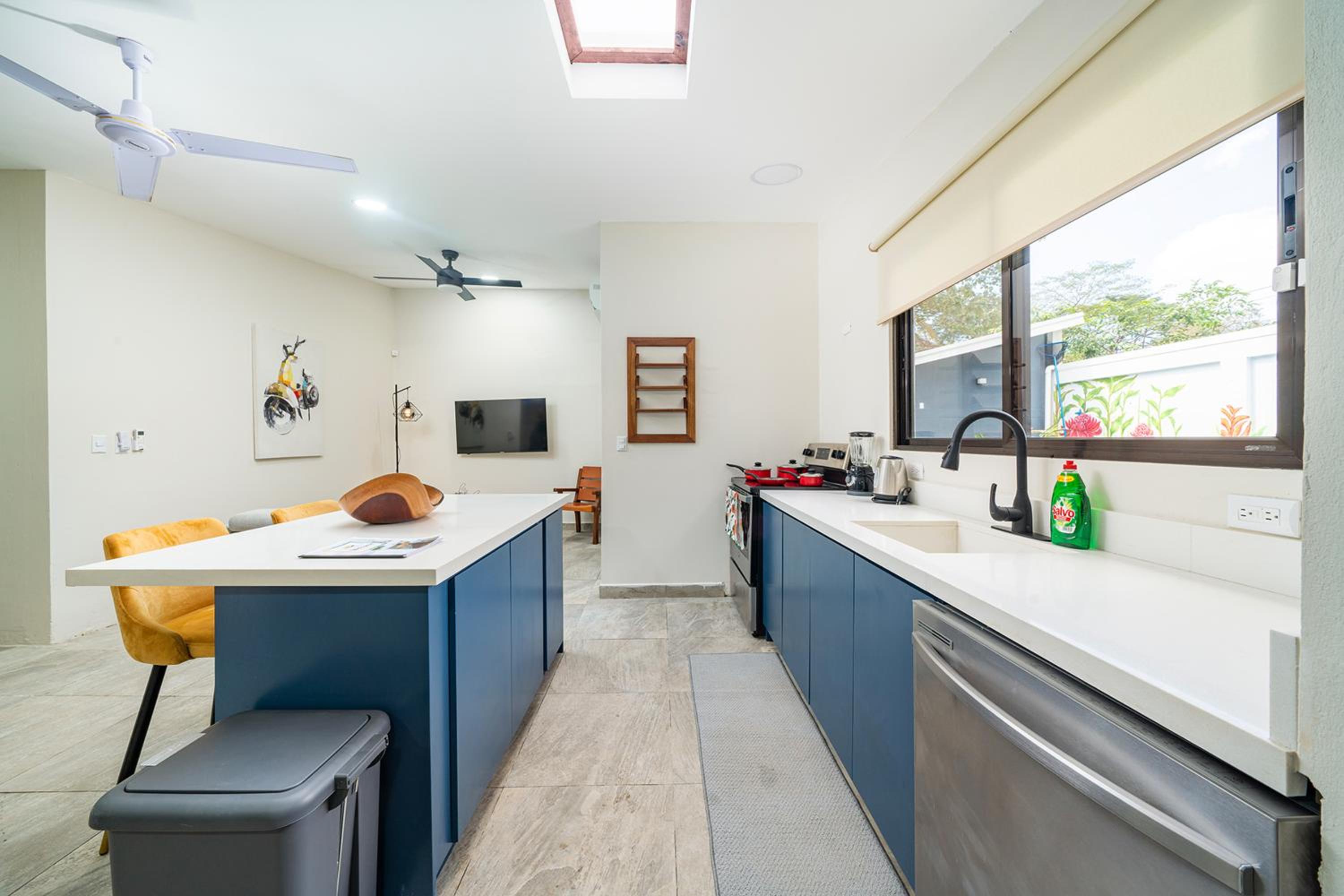 Modern 4BR Home, Pool, Parking, Walk To The Beach
