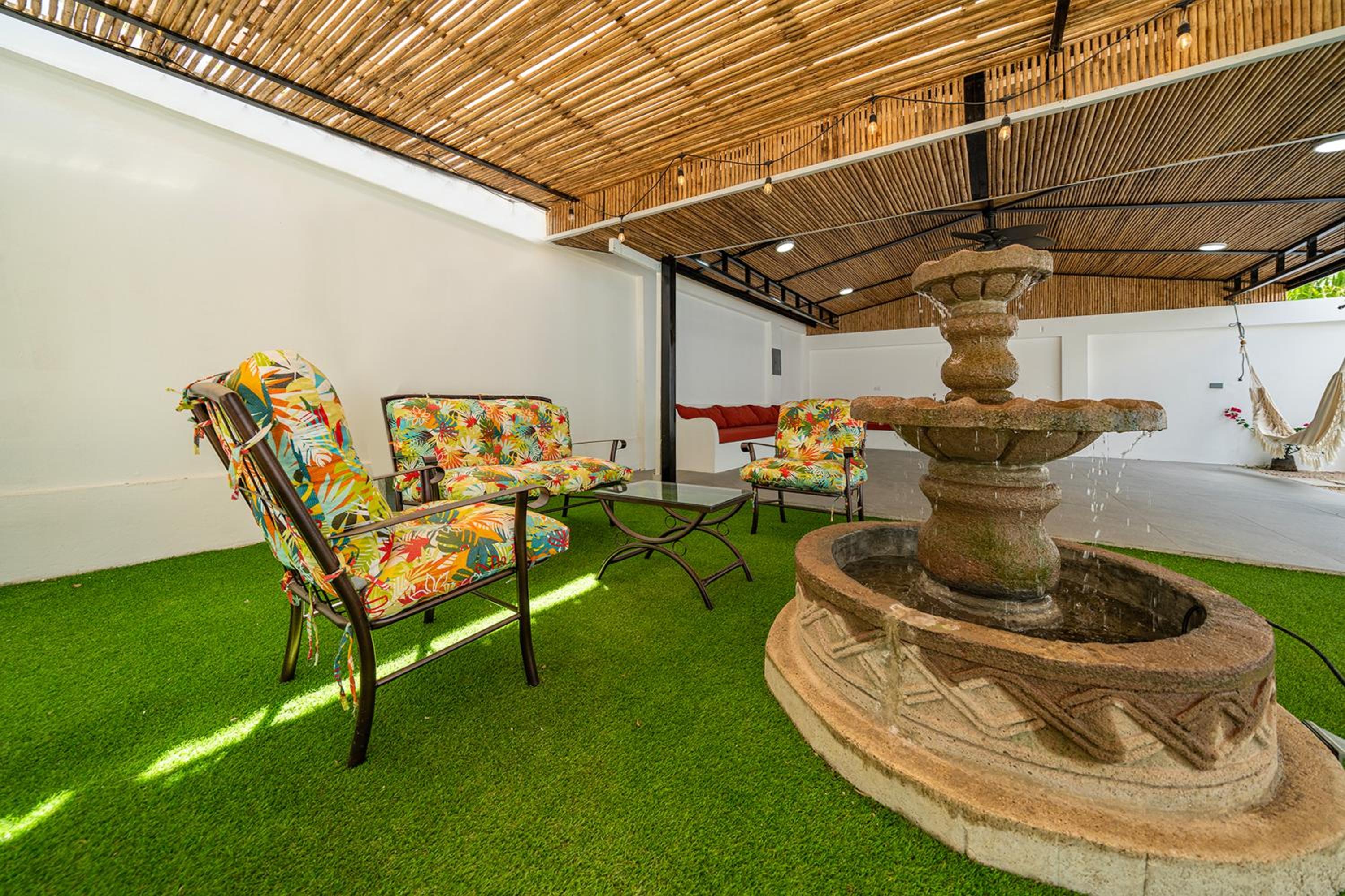 Modern 4BR Home, Pool, Parking, Walk To The Beach