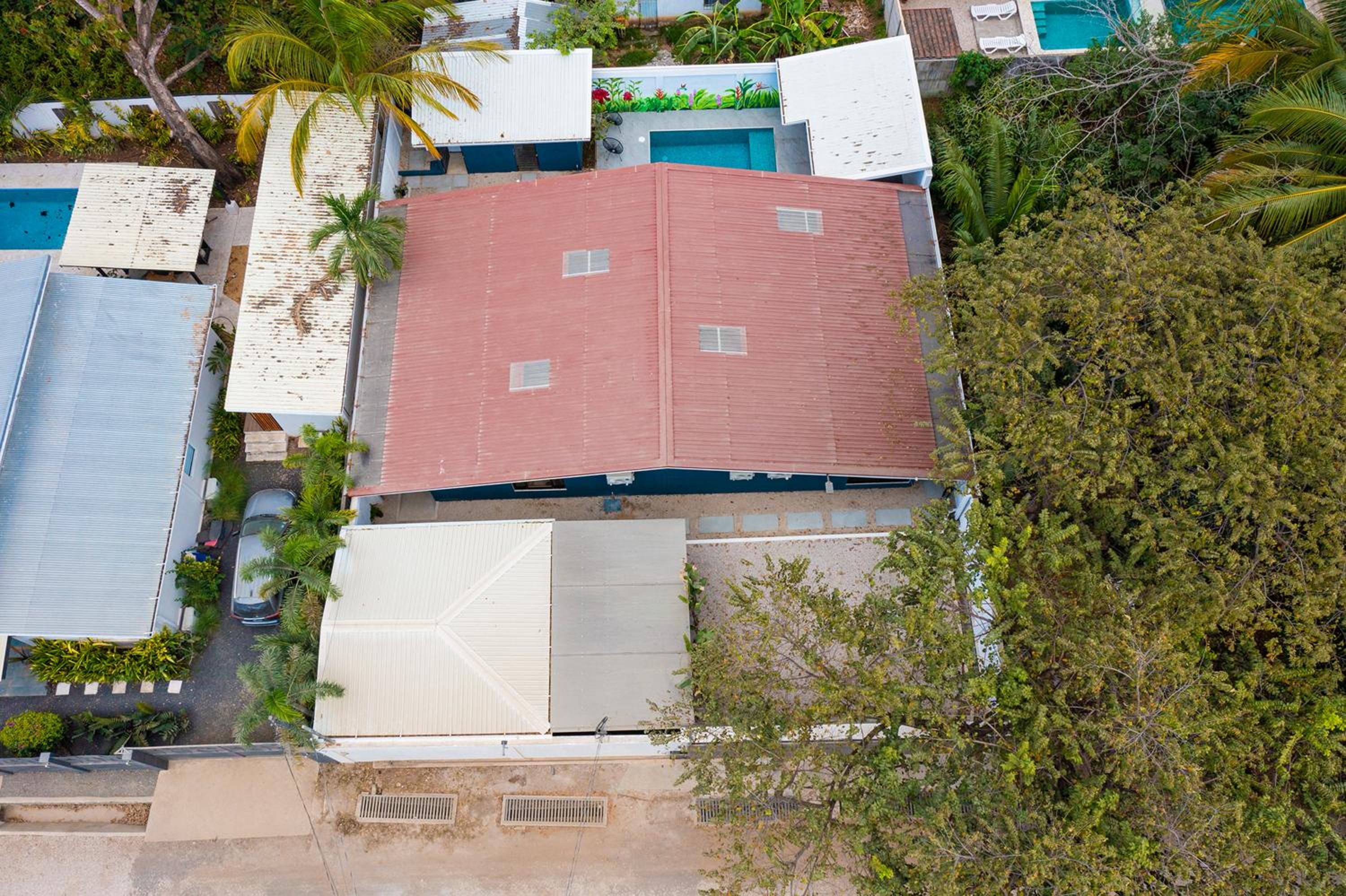 Modern 4BR Home, Pool, Parking, Walk To The Beach