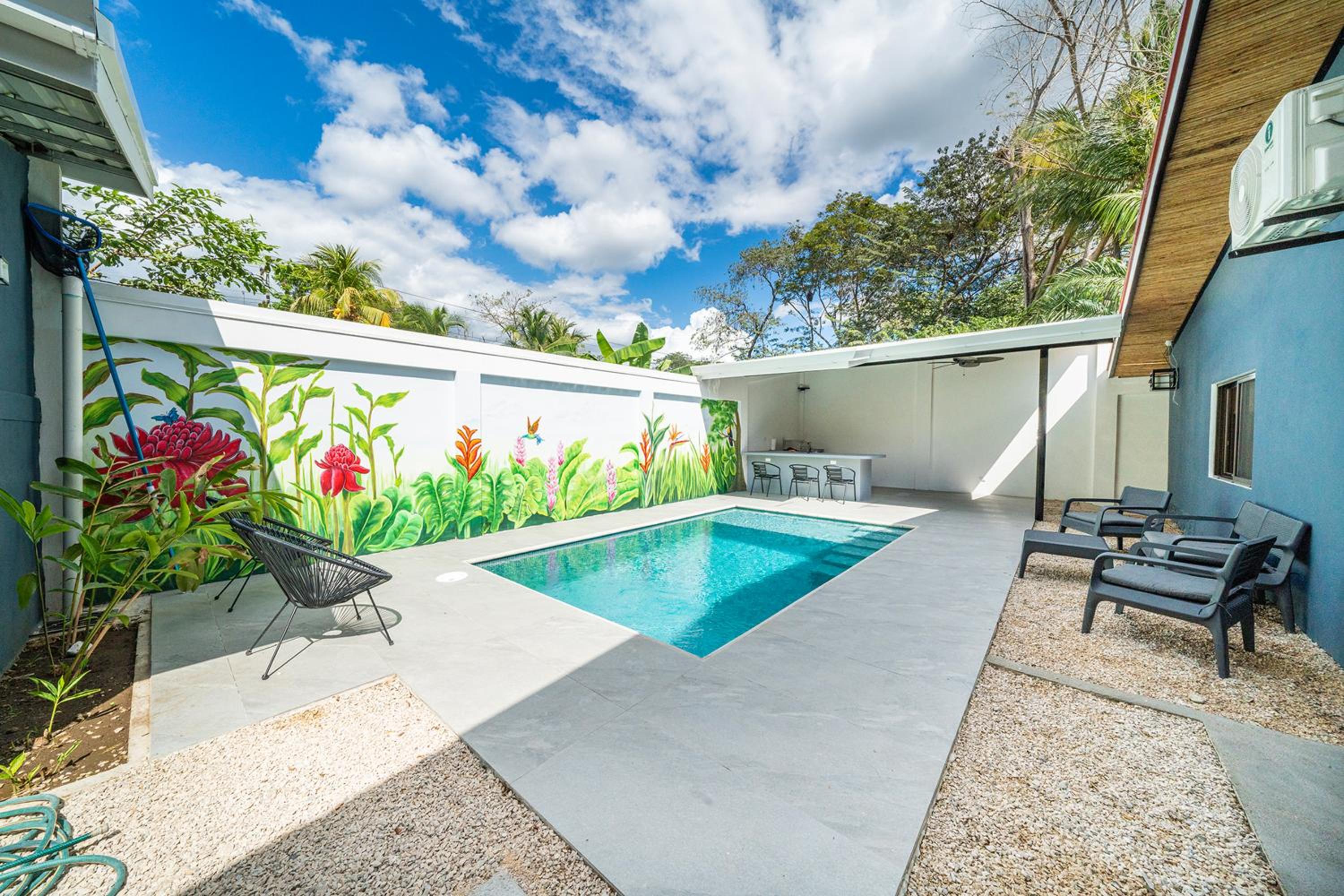 Modern 4BR Home, Pool, Parking, Walk To The Beach