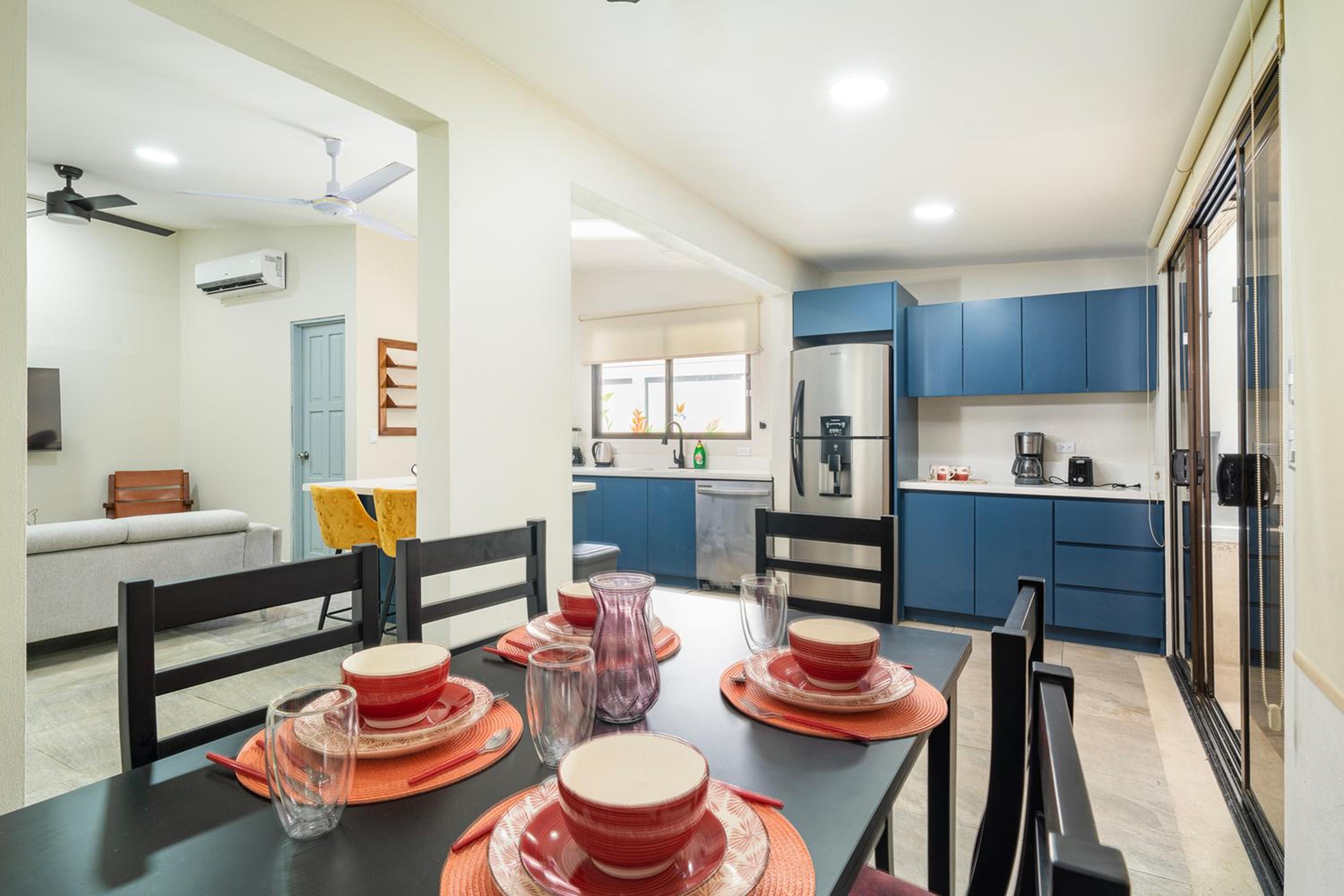 Modern 4BR Home, Pool, Parking, Walk To The Beach