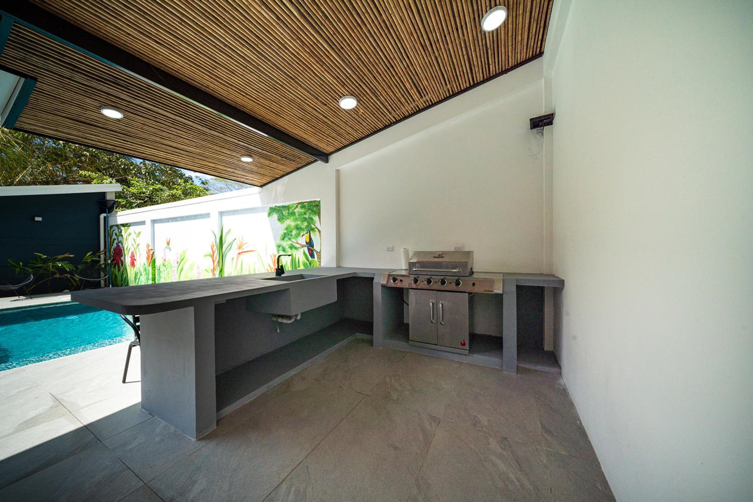 Modern 4BR Home, Pool, Parking, Walk To The Beach