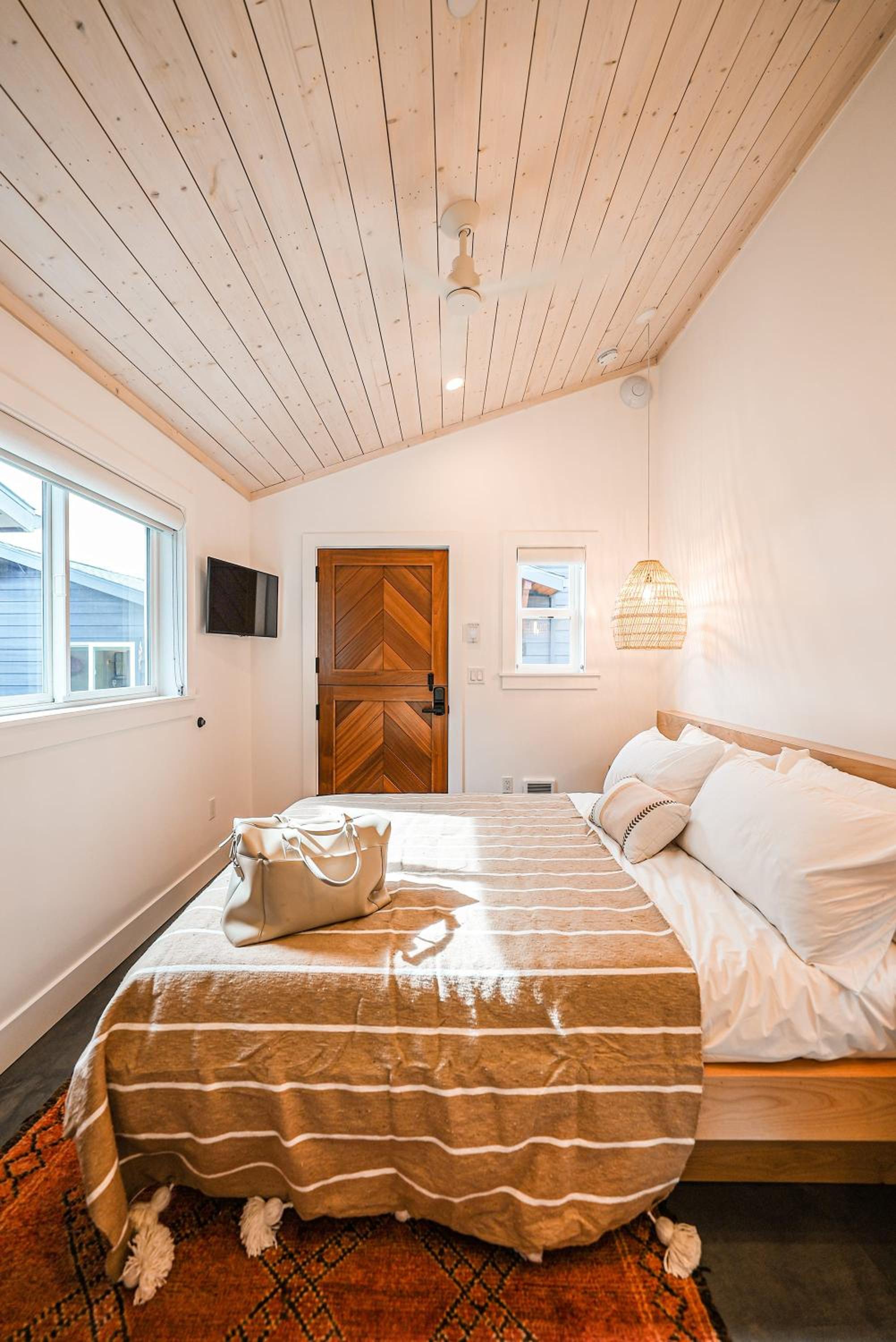 Mini Shortboard Room with a Queen Bed view 4