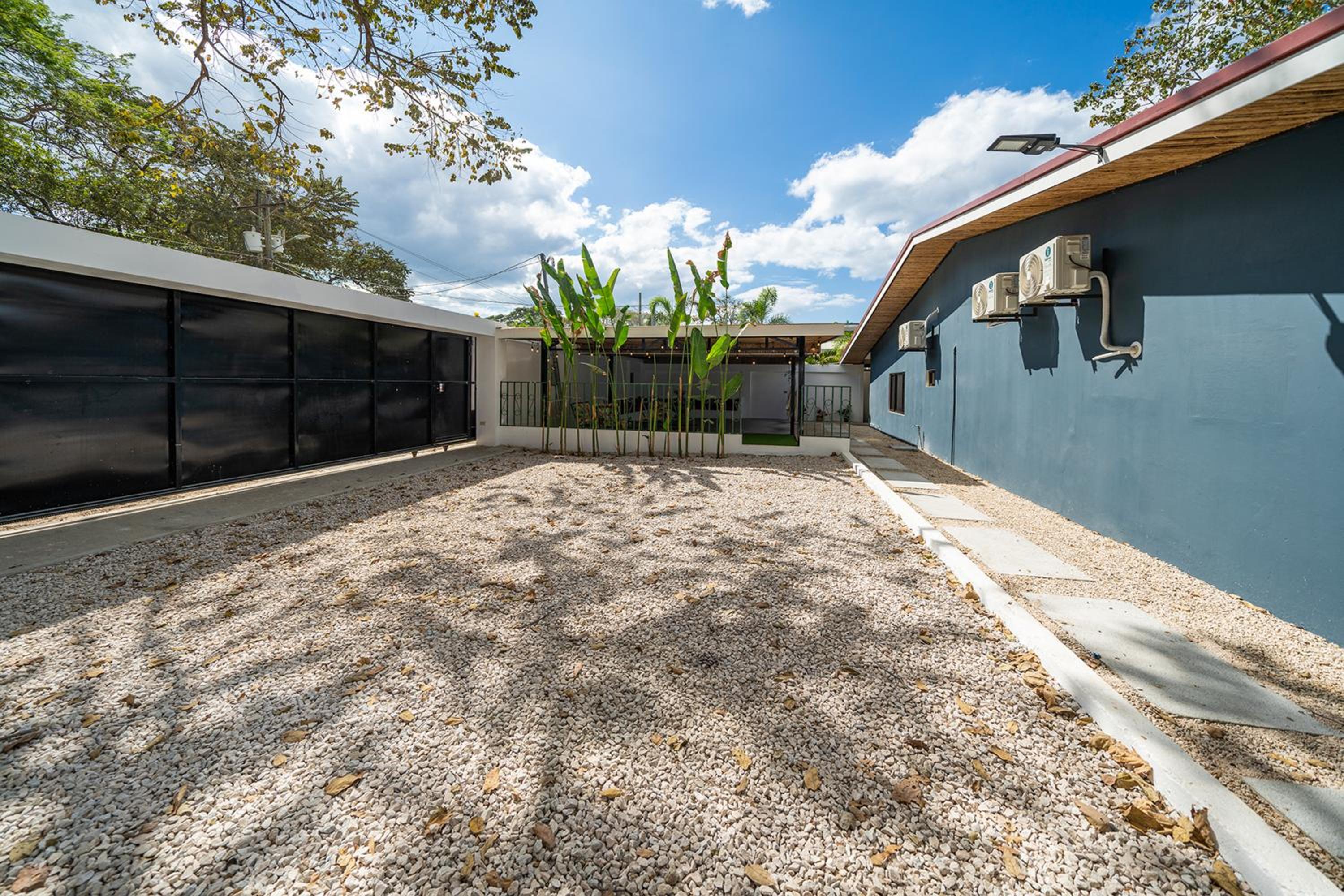 Modern 4BR Home, Pool, Parking, Walk To The Beach
