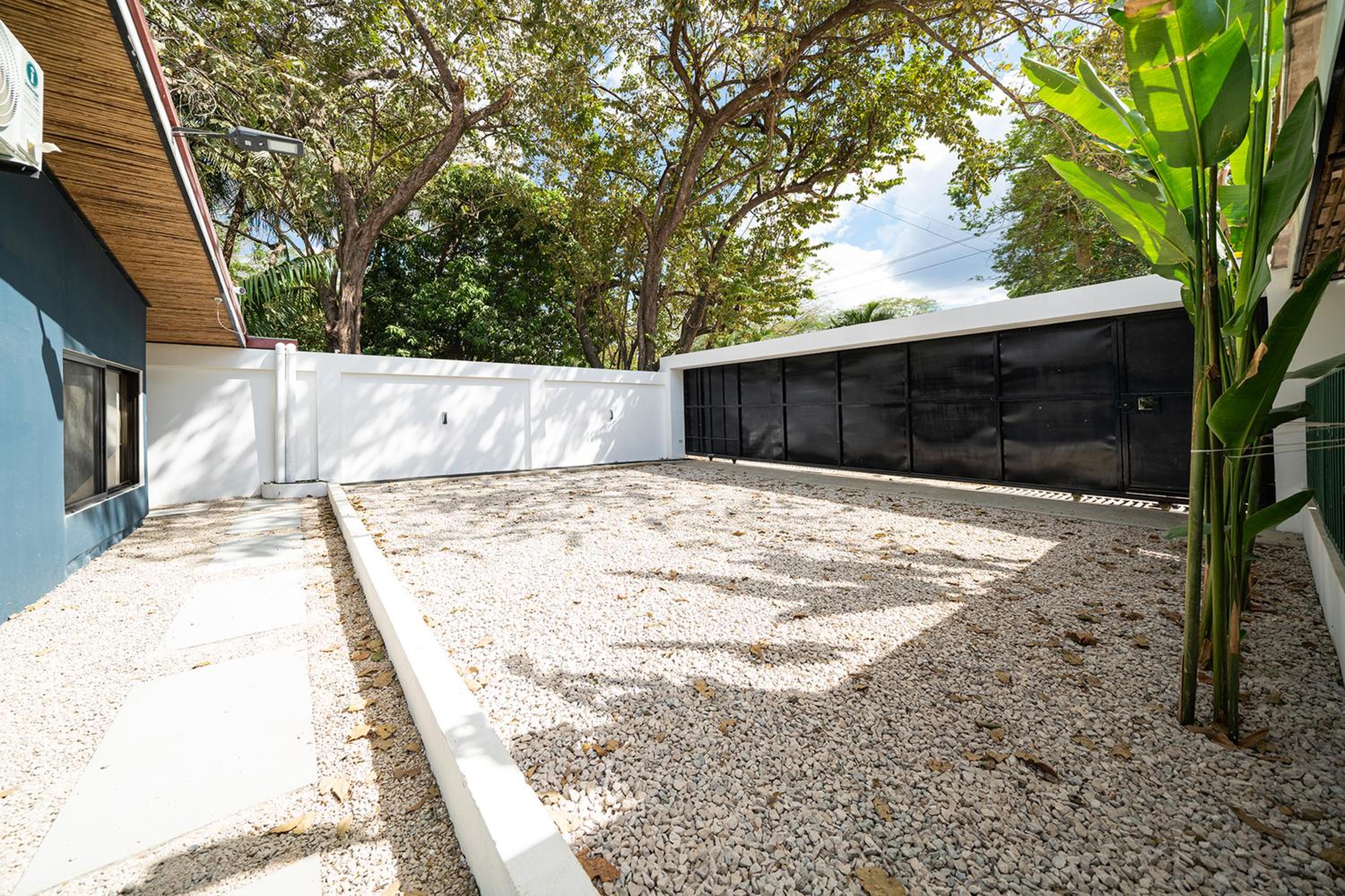 Modern 4BR Home, Pool, Parking, Walk To The Beach