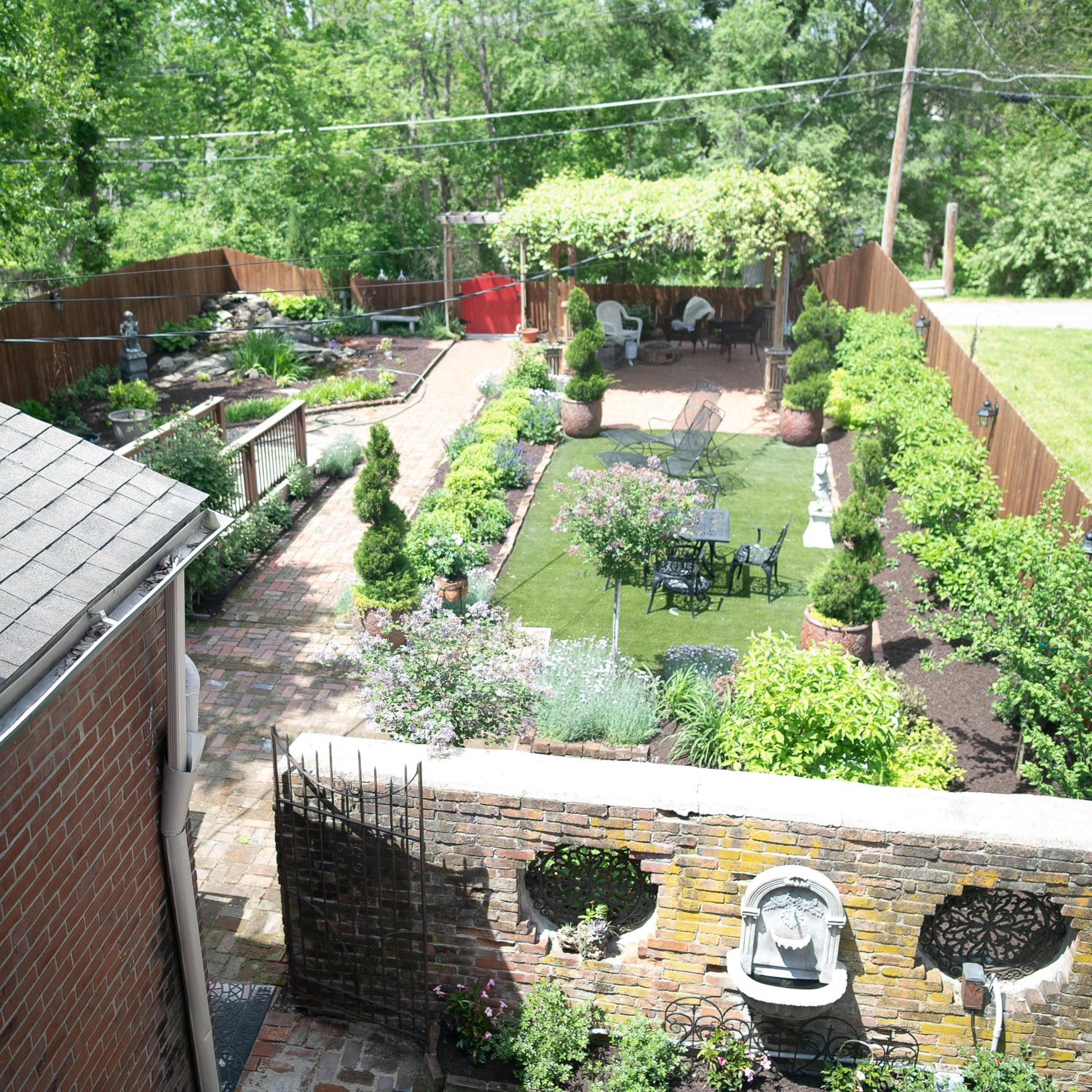 Grand Victorian Manor & Cottage view 5