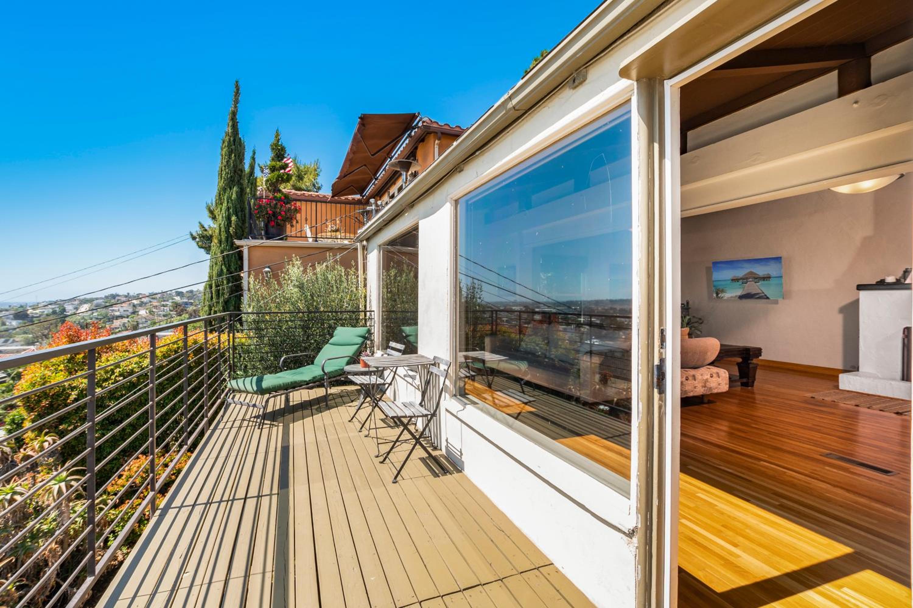 26' SUNDECK OCEAN Panoramic VIEWS with AC Fast WiFi -902Mbps view 2