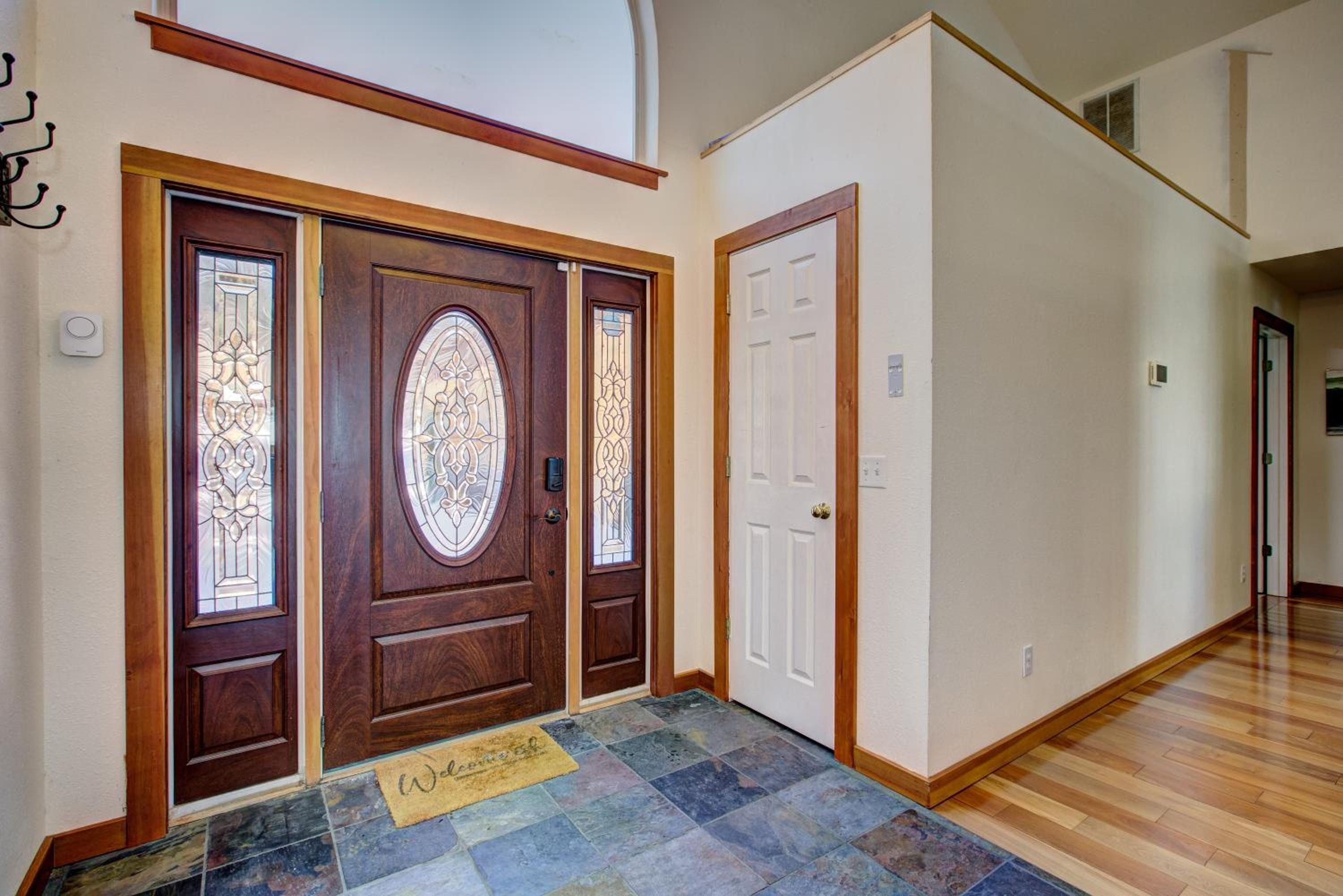 Twin Pines Cabin in Wilderness Ranch on Hwy 21, AMAZING Views, 20 ft ceilings, fully fenced yard, pet friendly, , Go paddle boarding at Lucky Peak, or snow view 2