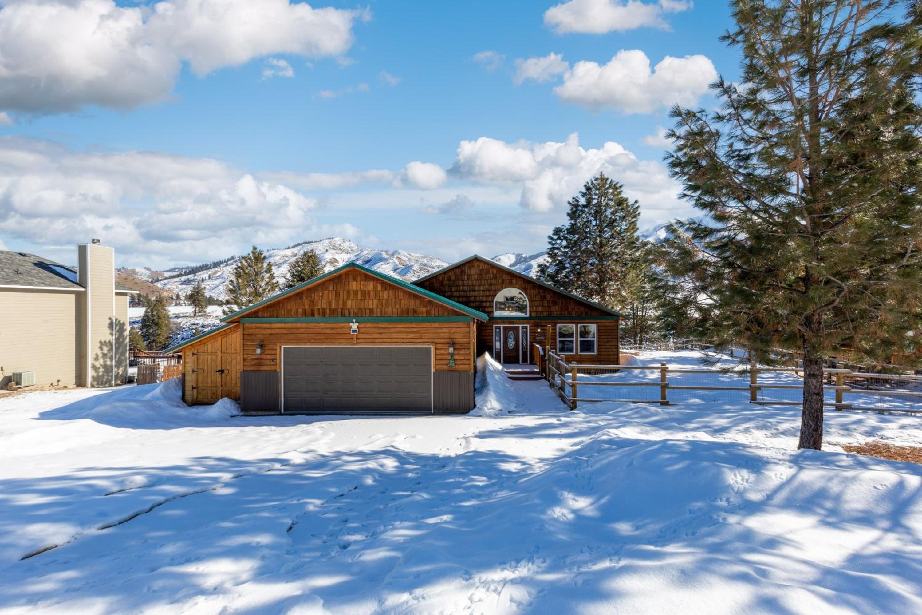 Twin Pines Cabin in Wilderness Ranch on Hwy 21, AMAZING Views, 20 ft ceilings, fully fenced yard, pet friendly, , Go paddle boarding at Lucky Peak, or snow view 4