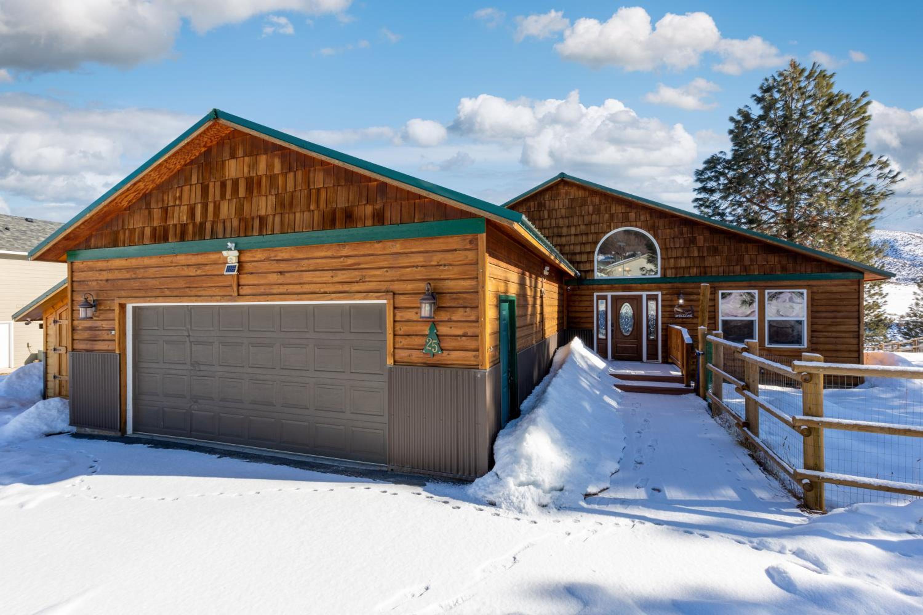 Twin Pines Cabin in Wilderness Ranch on Hwy 21, AMAZING Views, 20 ft ceilings, fully fenced yard, pet friendly, , Go paddle boarding at Lucky Peak, or snow view 3