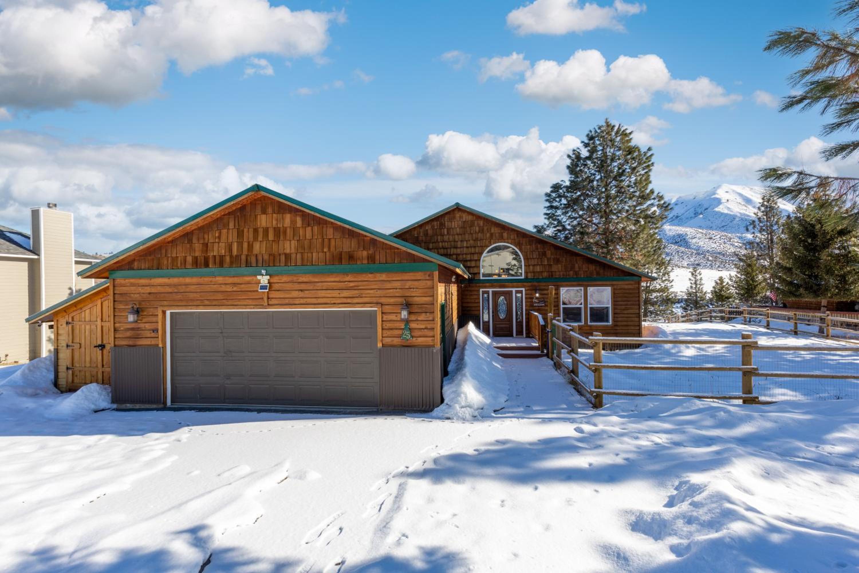 Twin Pines Cabin in Wilderness Ranch on Hwy 21, AMAZING Views, 20 ft ceilings, fully fenced yard, pet friendly, , Go paddle boarding at Lucky Peak, or snow view 5