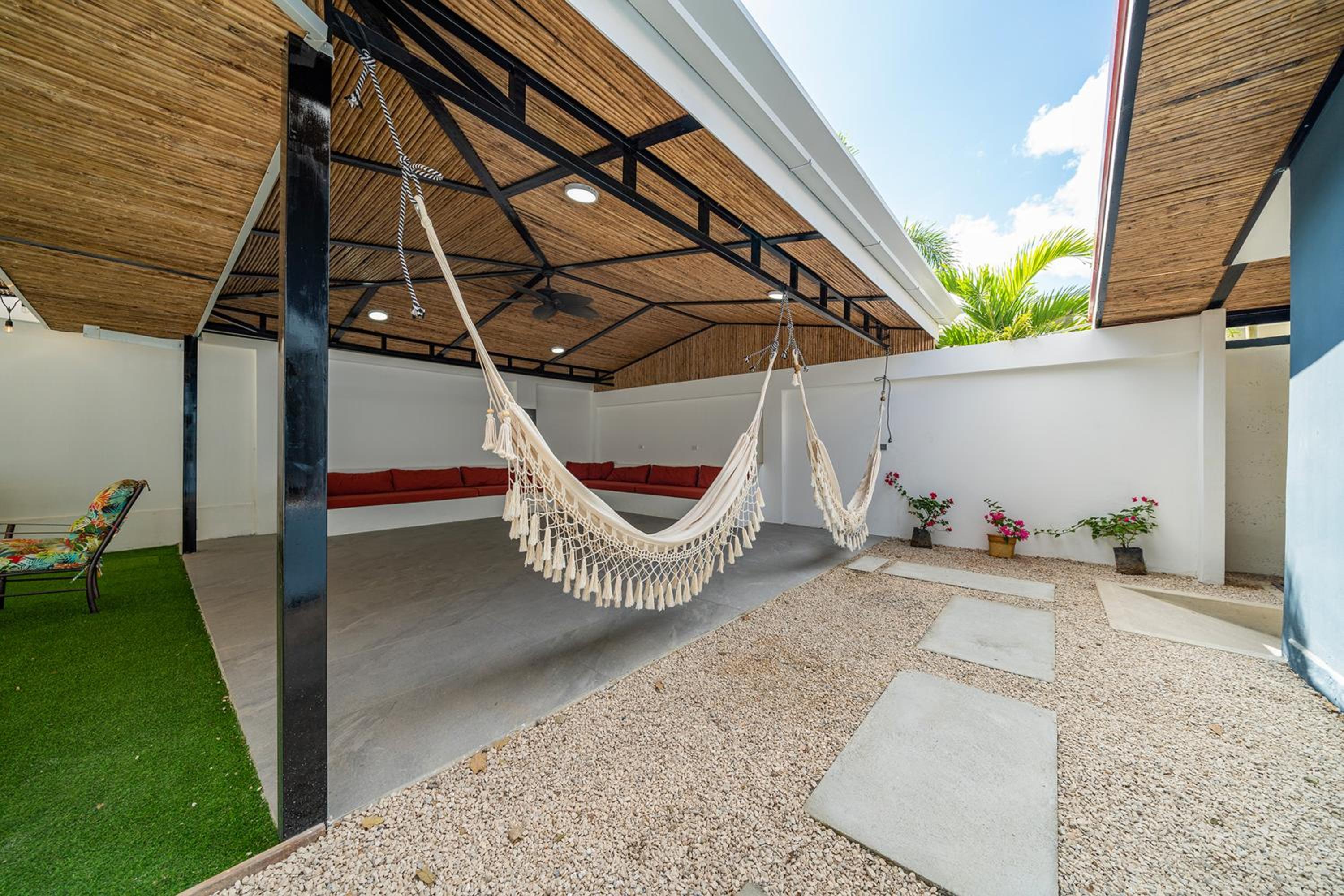 Modern 4BR Home, Pool, Parking, Walk To The Beach