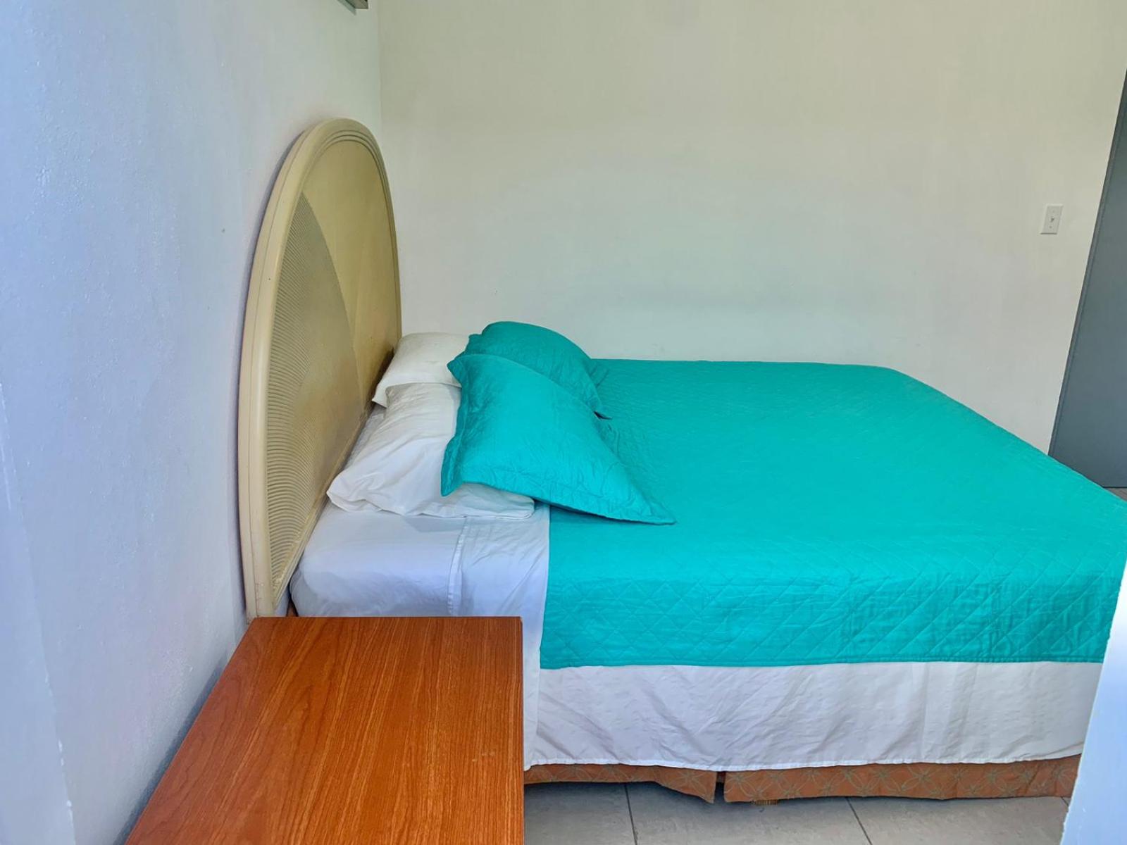 1 Bed Apartment Sleeps 2 - Pool Parking Pets
