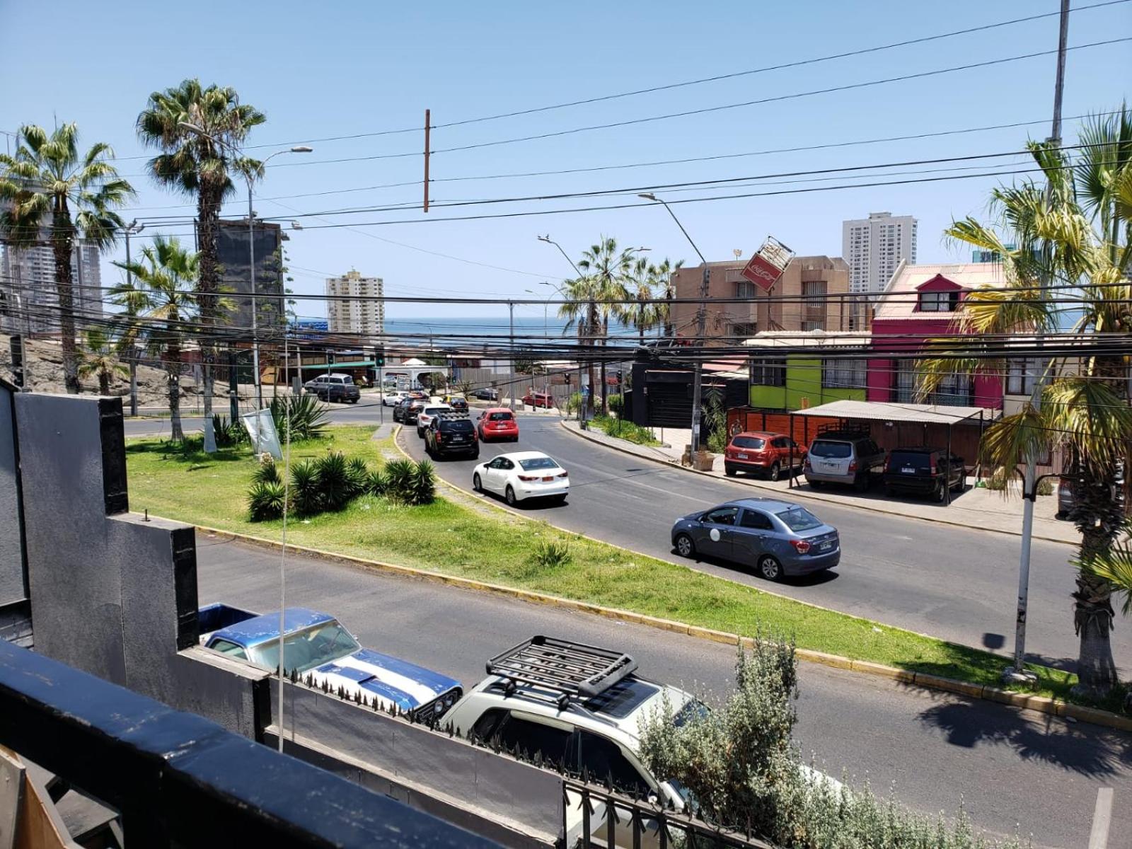 Un lugar encantador con una pequeña terraza view 2