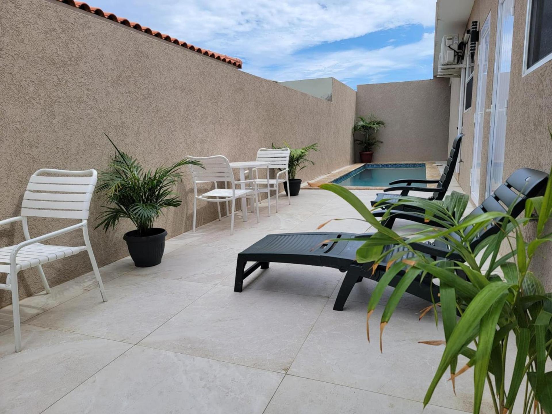 1 Bed Apartment Sleeps 2 - Pool Parking Pets